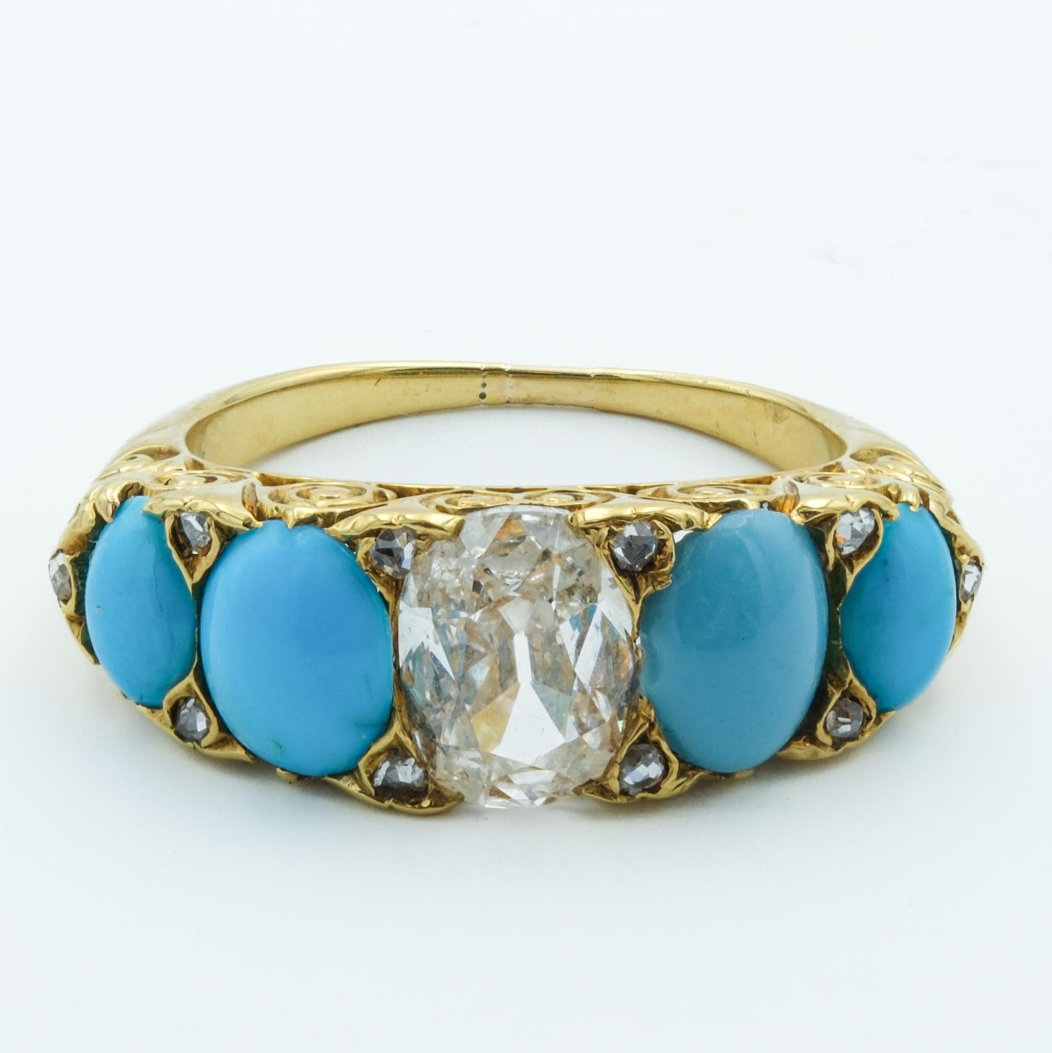Dieser viktorianische Ring ist ein bemerkenswertes Schmuckstück, das die Grandeur der viktorianischen Ära widerspiegelt. Er ist meisterhaft aus 18 Karat Gelbgold gefertigt, das eine warme, reiche Grundlage für das Design bietet. Der Ring zeichnet