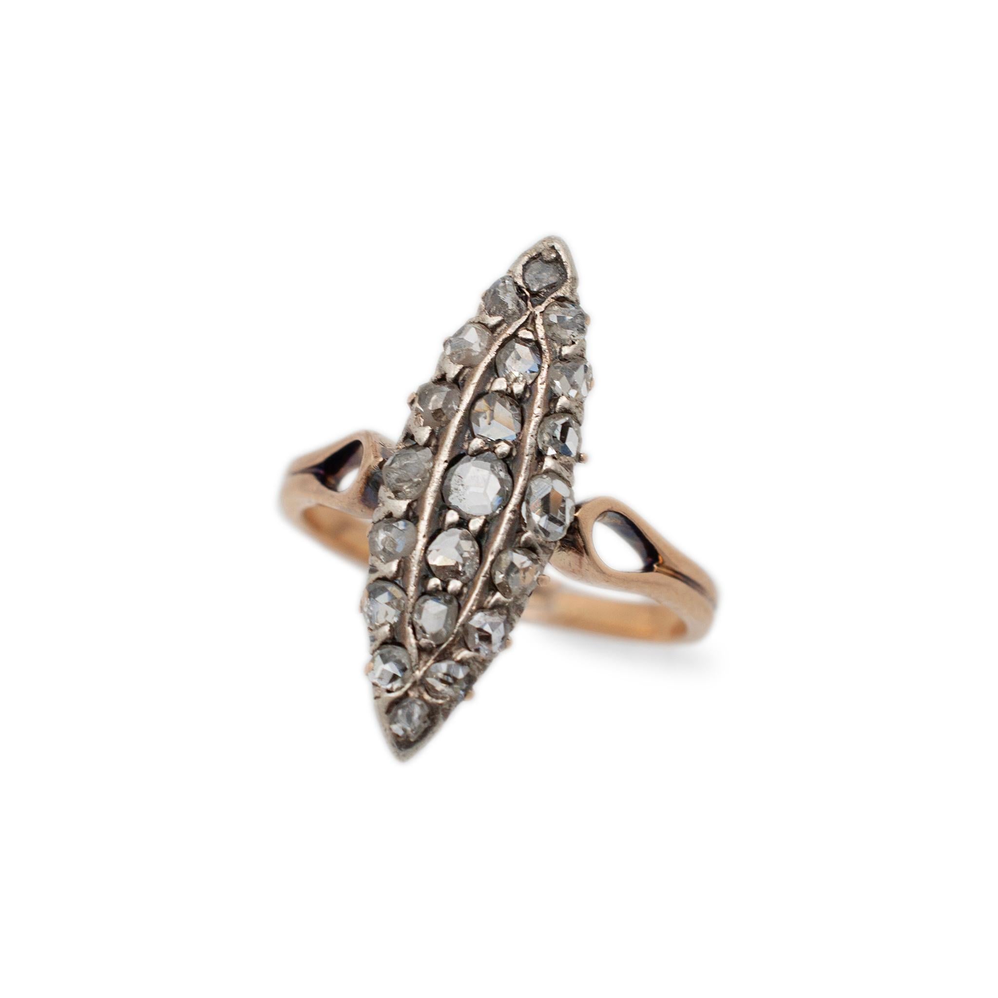 Genre : Mesdames

Type de métal : Or jaune 18K

Taille de lla bague : 6

Poids : 3.30 grammes

Largeur : 2.00 mm

Bague de cocktail victorienne (1837-1901) en or jaune 18 carats et diamants, faite à la main par une femme, avec une tige