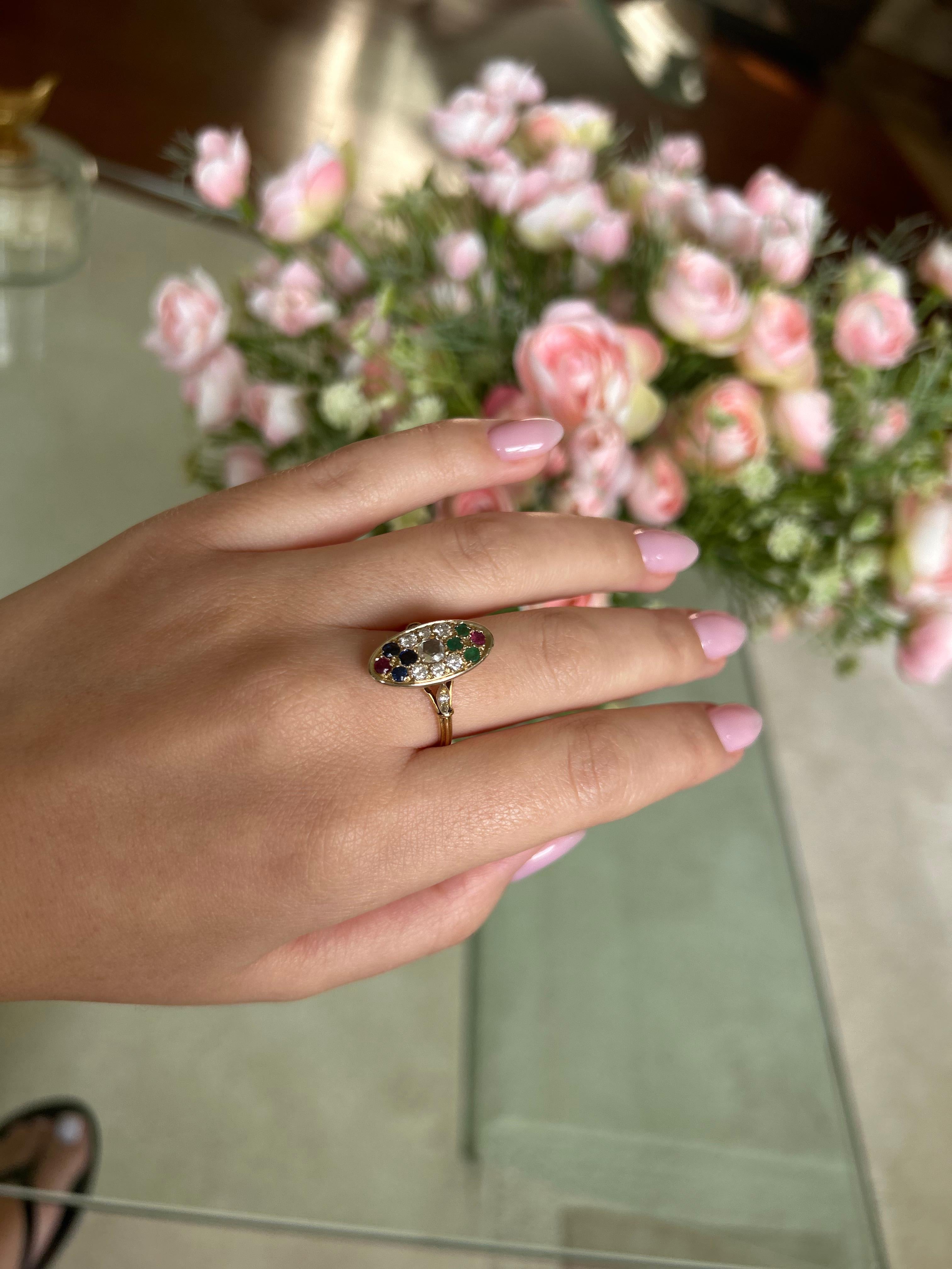 Antiker viktorianischer 18 Karat Gelbgold Multi-Gem Cluster-Ring Diamanten Rubine Smaragde (Viktorianisch) im Angebot