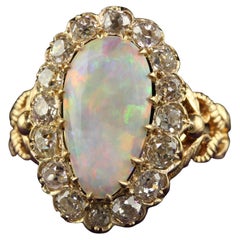 Antiker viktorianischer Halo-Ring, 18 Karat Gelbgold, natürlicher australischer Opal, Diamant