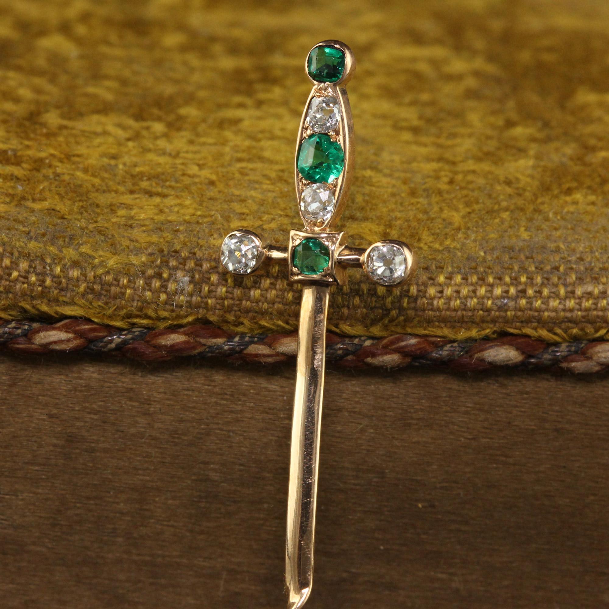 Antike viktorianische Schwertstick-Anstecknadel aus 18 Karat Gelbgold mit Smaragd im Altschliff und Diamanten im Zustand „Gut“ im Angebot in Great Neck, NY