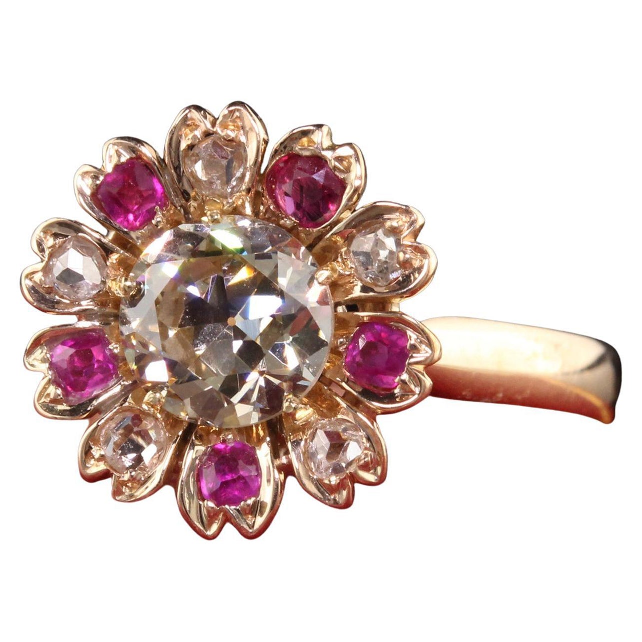 Antiguo anillo de compromiso victoriano de oro amarillo de 18 quilates con diamantes talla europea antigua