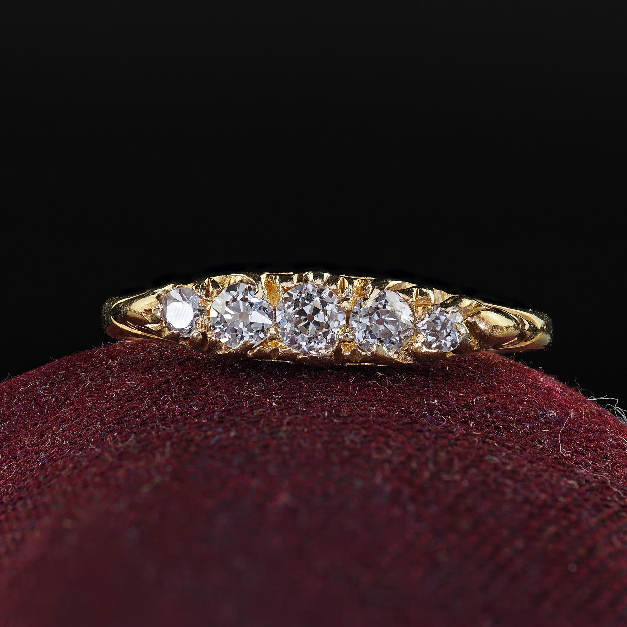 Magnifique bracelet victorien ancien en or jaune 18K avec cinq pierres en diamant de taille européenne. Cette alliance victorienne classique à taille européenne est réalisée en or jaune 18 carats. La bague comporte 5 diamants gradués de taille
