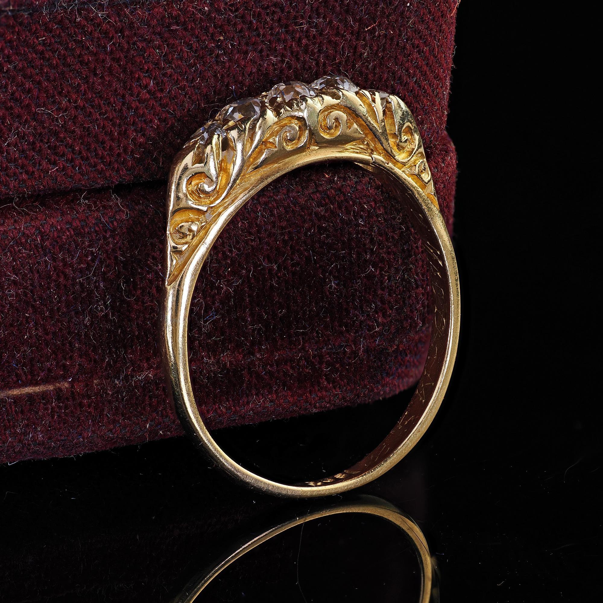 Victorien Anneau victorien ancien en or jaune 18 carats avec cinq pierres et diamants taille vieille Europe en vente