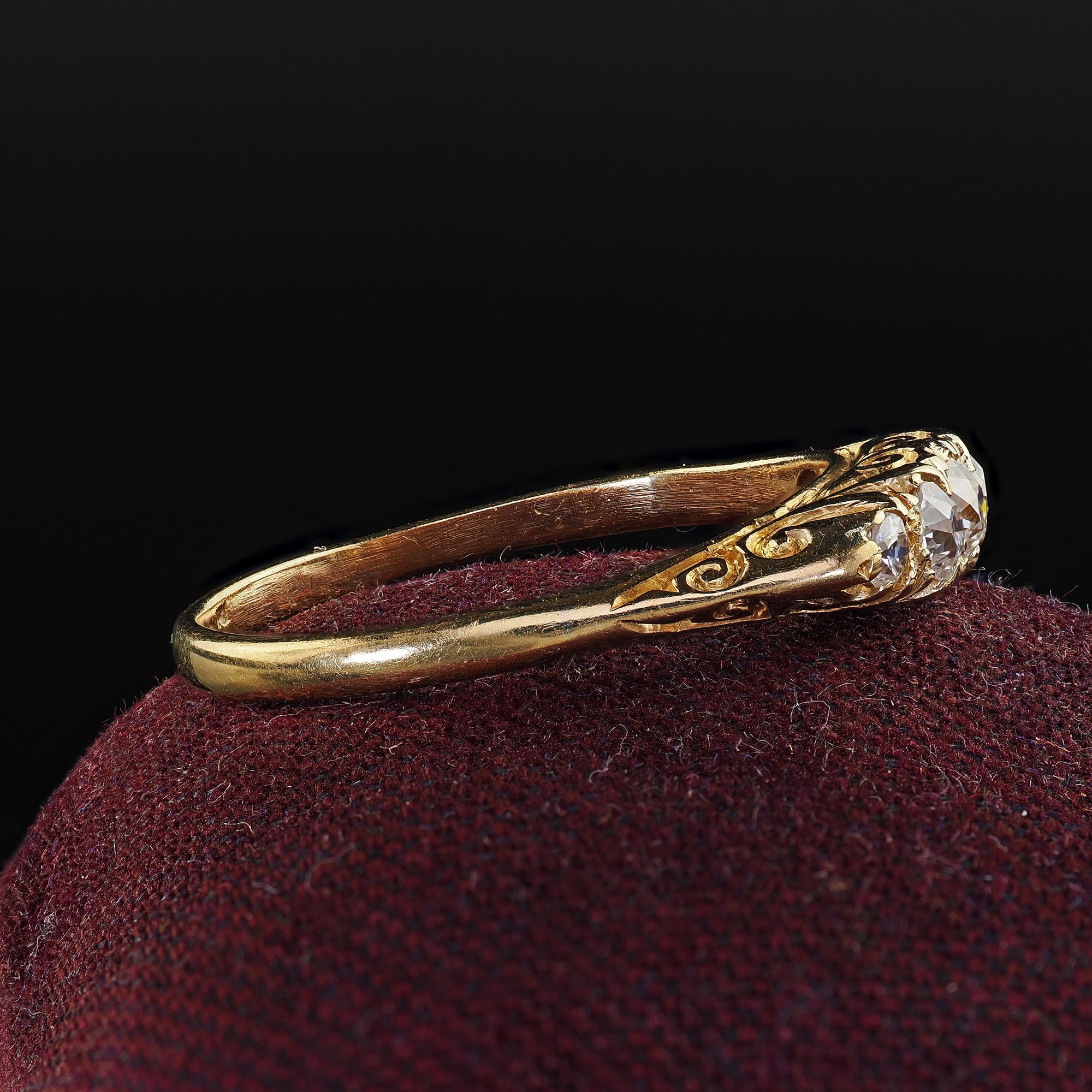 Taille vieille Europe Anneau victorien ancien en or jaune 18 carats avec cinq pierres et diamants taille vieille Europe en vente