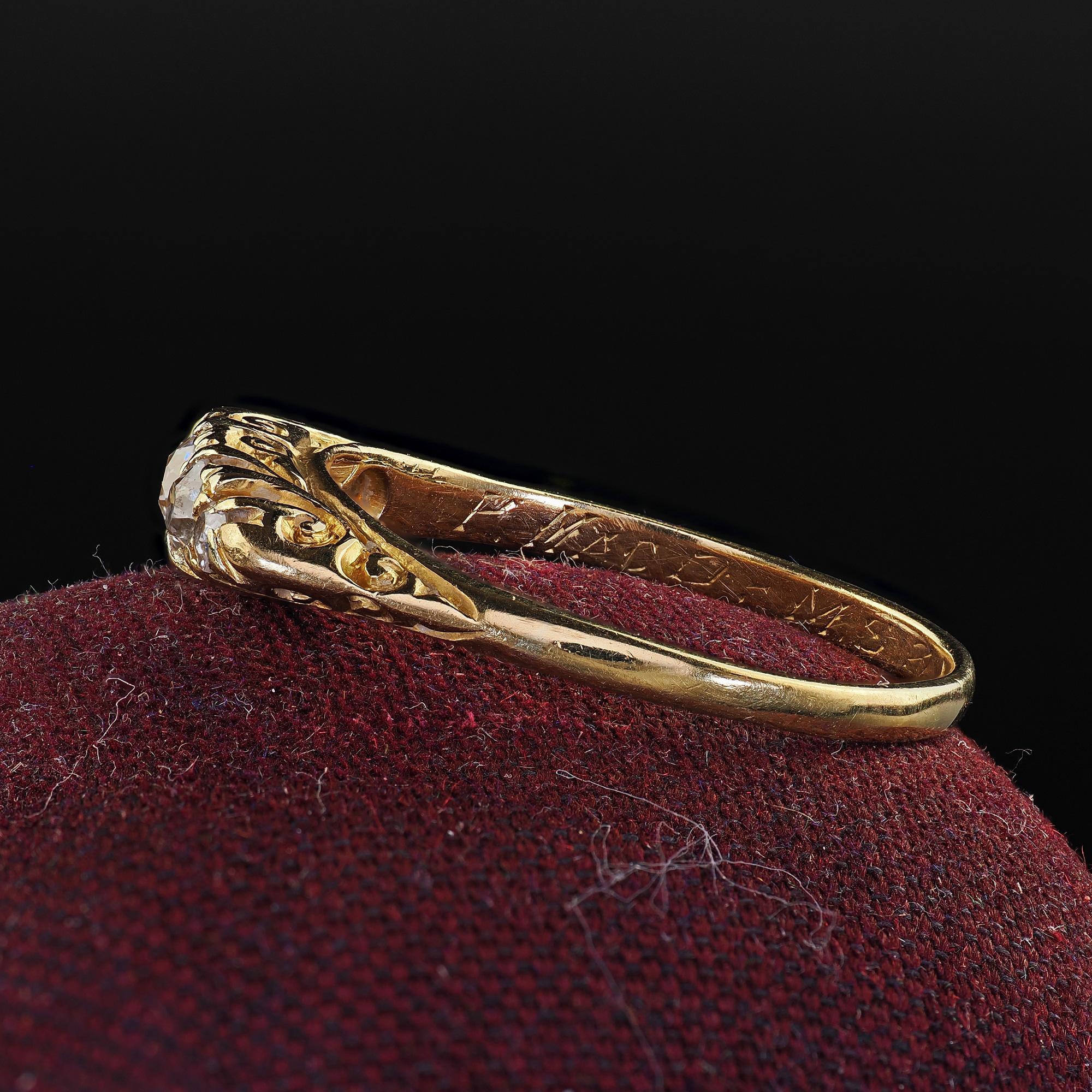 Anneau victorien ancien en or jaune 18 carats avec cinq pierres et diamants taille vieille Europe Bon état - En vente à Great Neck, NY