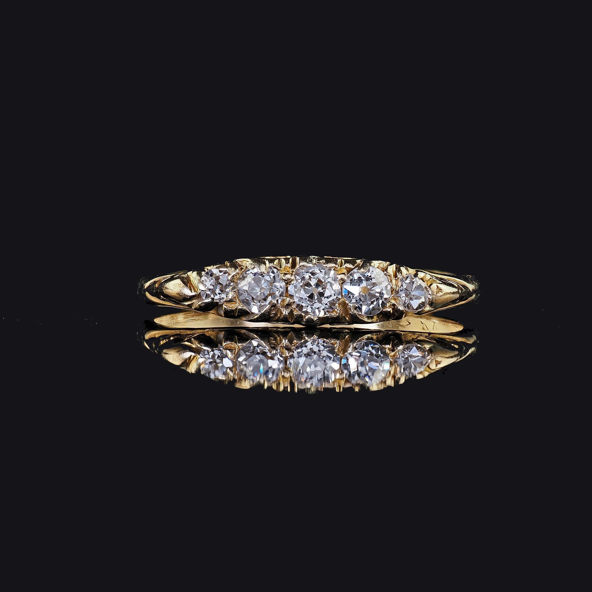 Anneau victorien ancien en or jaune 18 carats avec cinq pierres et diamants taille vieille Europe en vente 1