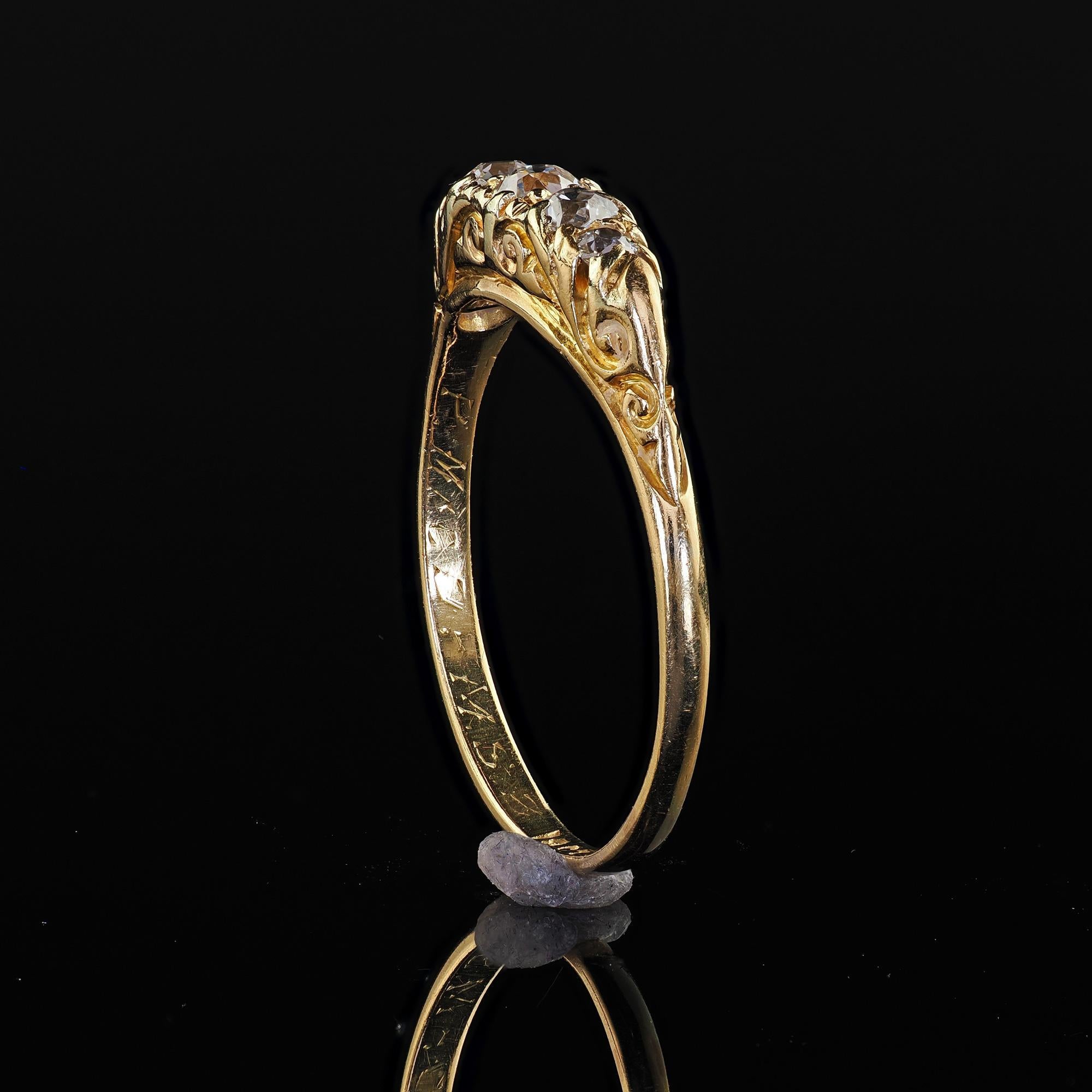 Anneau victorien ancien en or jaune 18 carats avec cinq pierres et diamants taille vieille Europe en vente 2