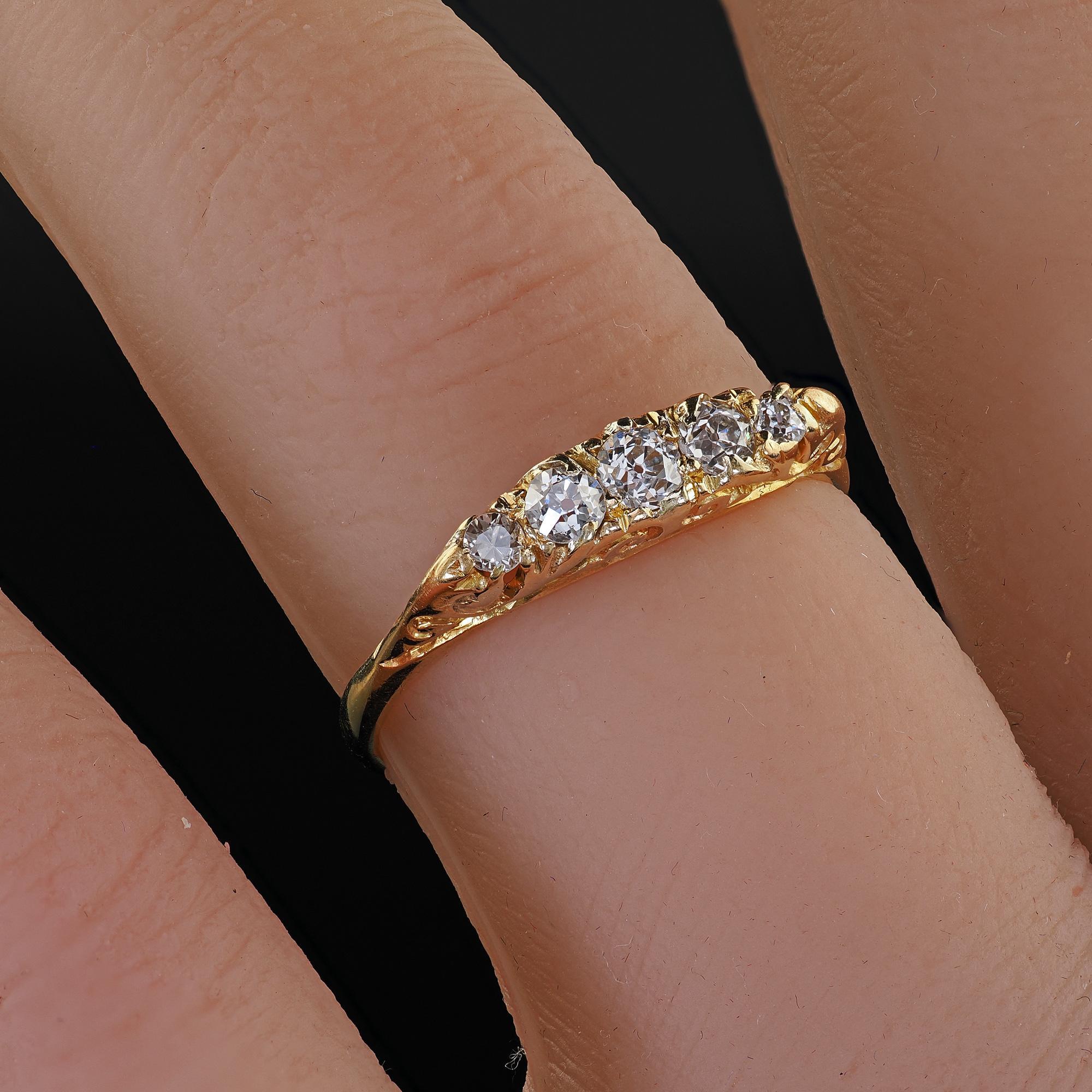Anneau victorien ancien en or jaune 18 carats avec cinq pierres et diamants taille vieille Europe en vente 3
