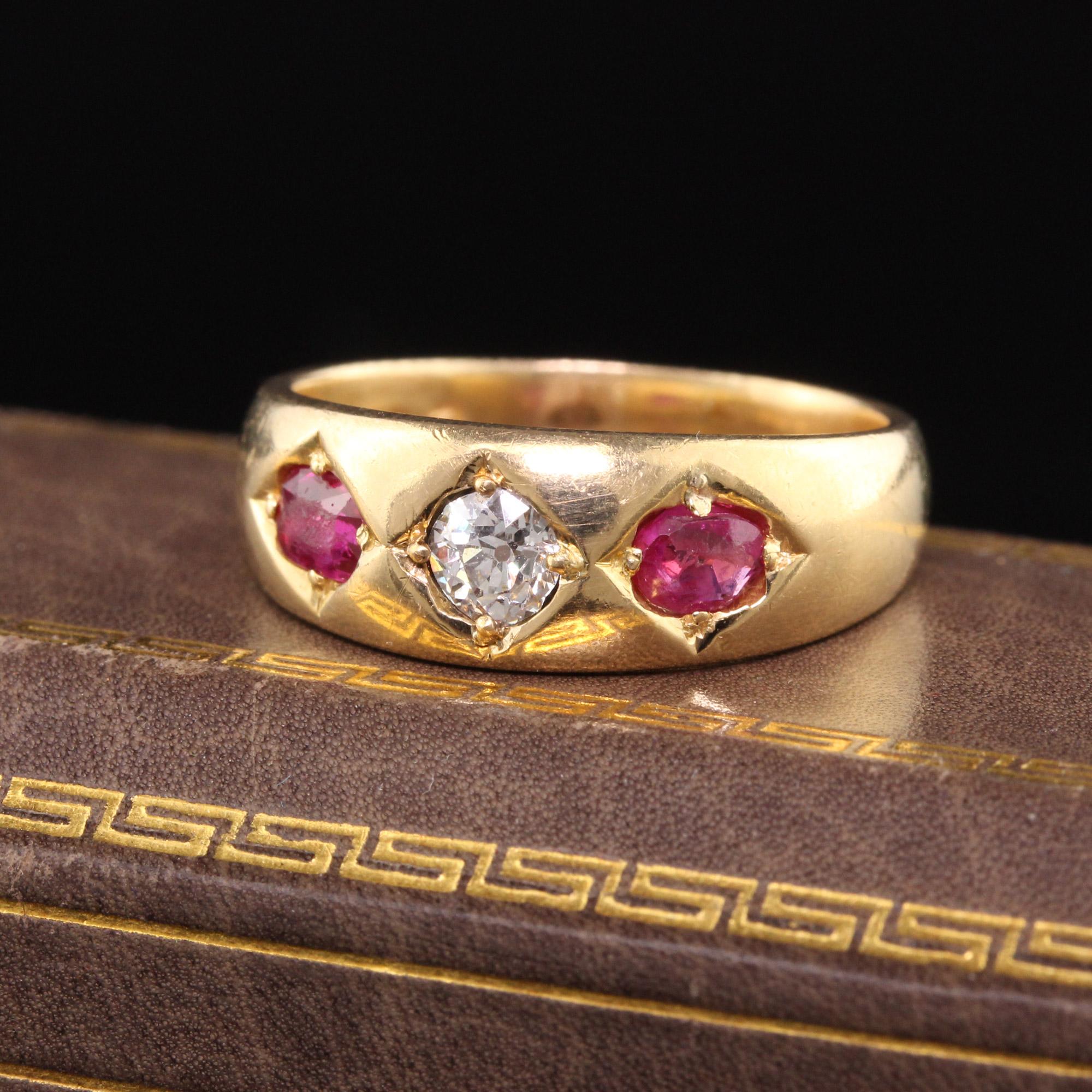Precioso Anillo Victoriano Antiguo de Oro Amarillo de 18 K con Tres Piedras de Diamantes y Rubíes. Esta pieza preciosa y atemporal tiene un diamante de talla europea antigua en el centro con dos rubíes birmanos a cada lado. Lleva un sello de calidad