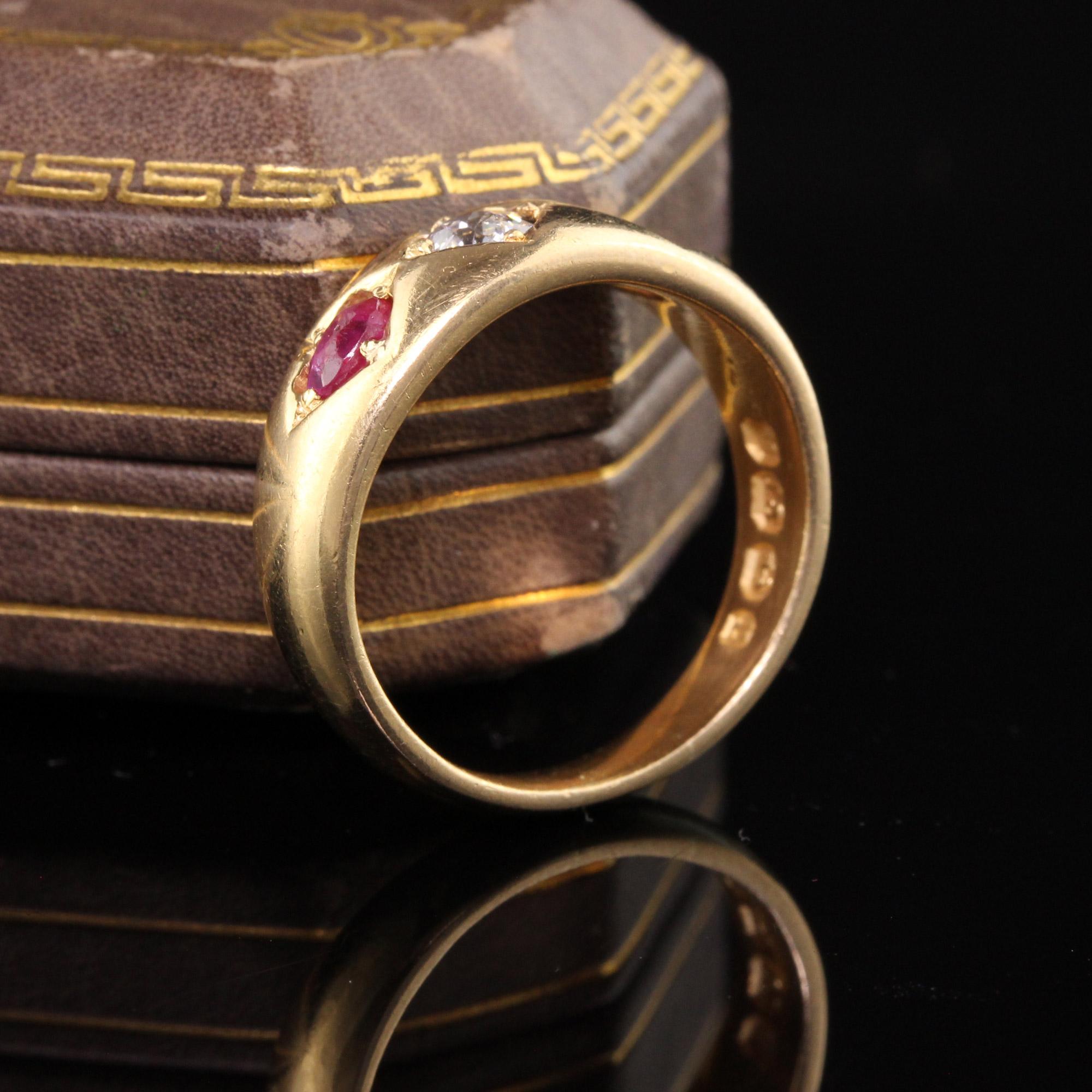 Antiguo anillo victoriano de oro amarillo de 18 quilates con tres piedras de diamantes y rubíes de la Vieja Europa Victoriano en venta