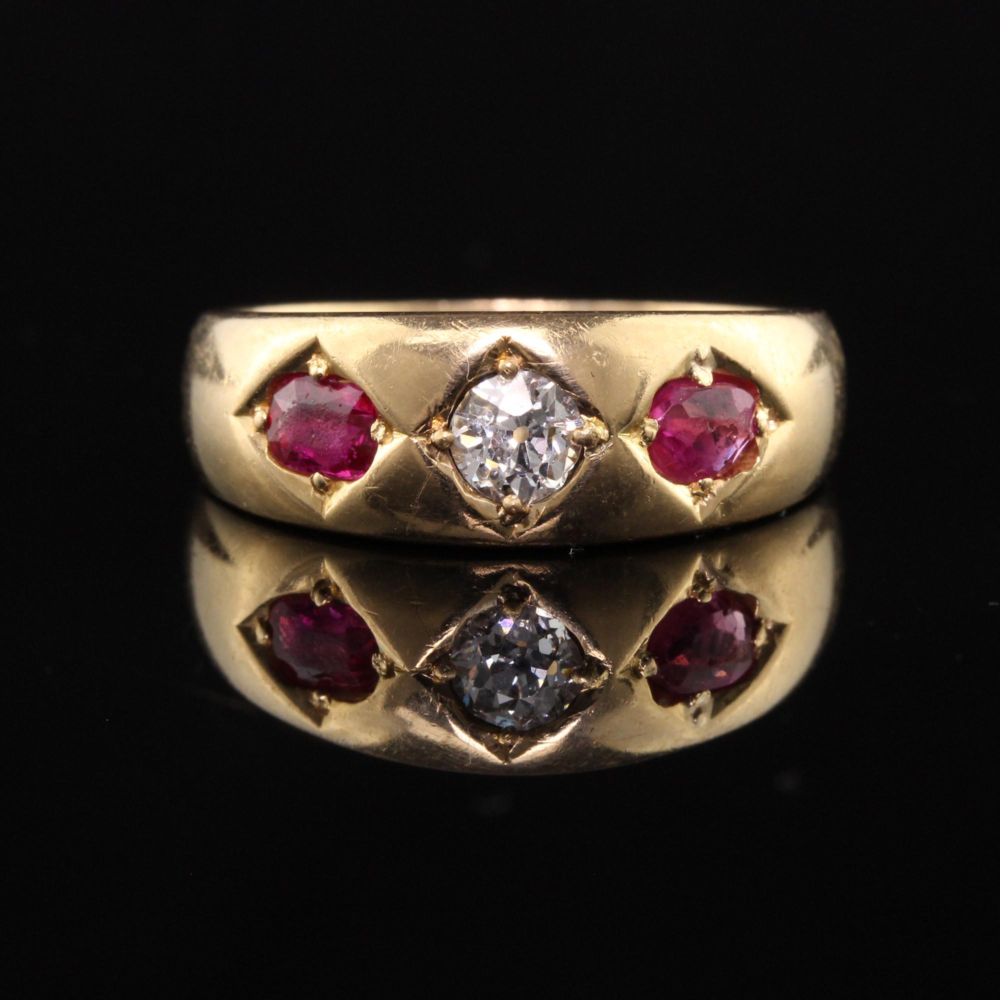 Antiguo anillo victoriano de oro amarillo de 18 quilates con tres piedras de diamantes y rubíes de la Vieja Europa en Bueno estado para la venta en Great Neck, NY