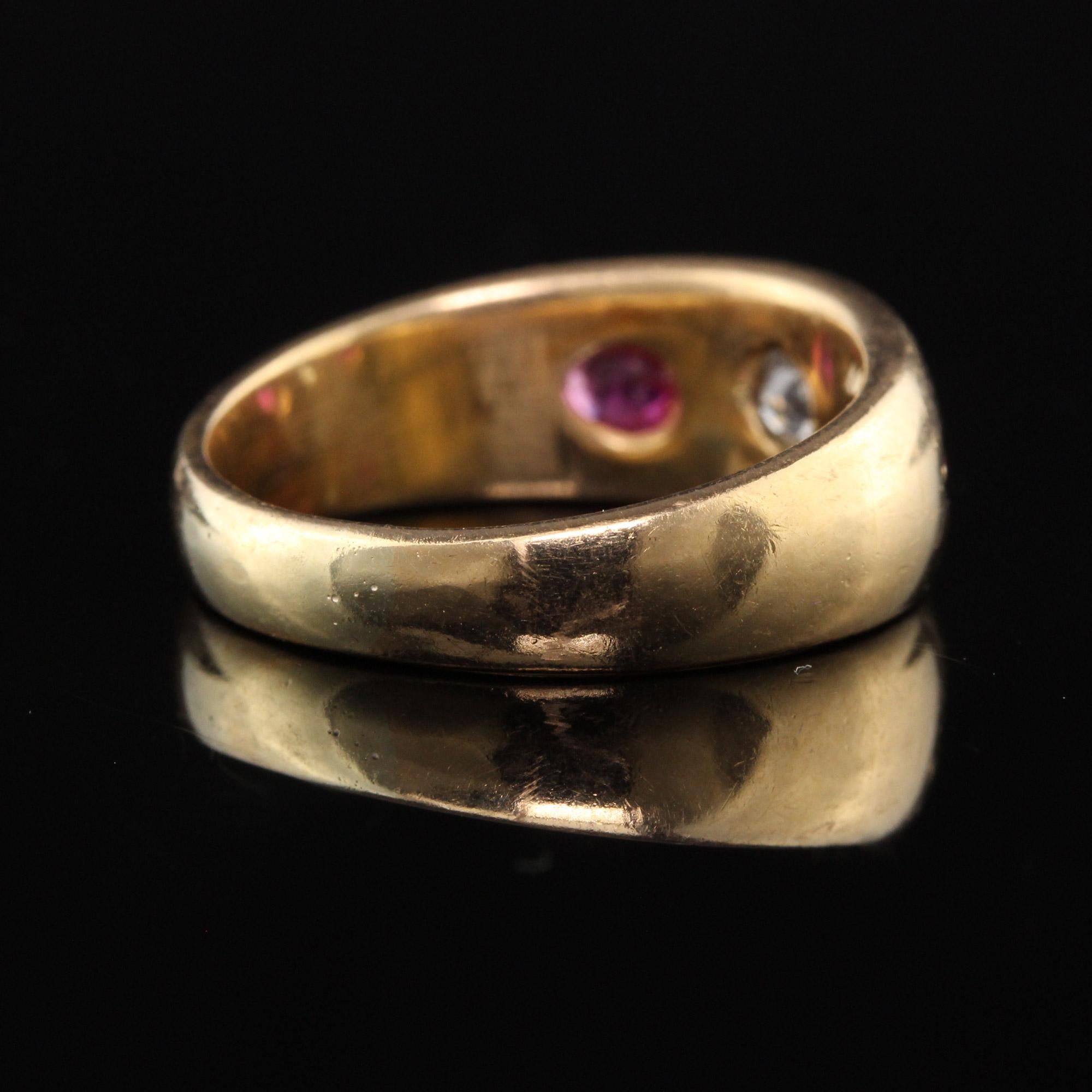 Antiker viktorianischer Ring aus 18 Karat Gelbgold mit drei Steinen, alteuropäischem Diamant und Rubin Damen