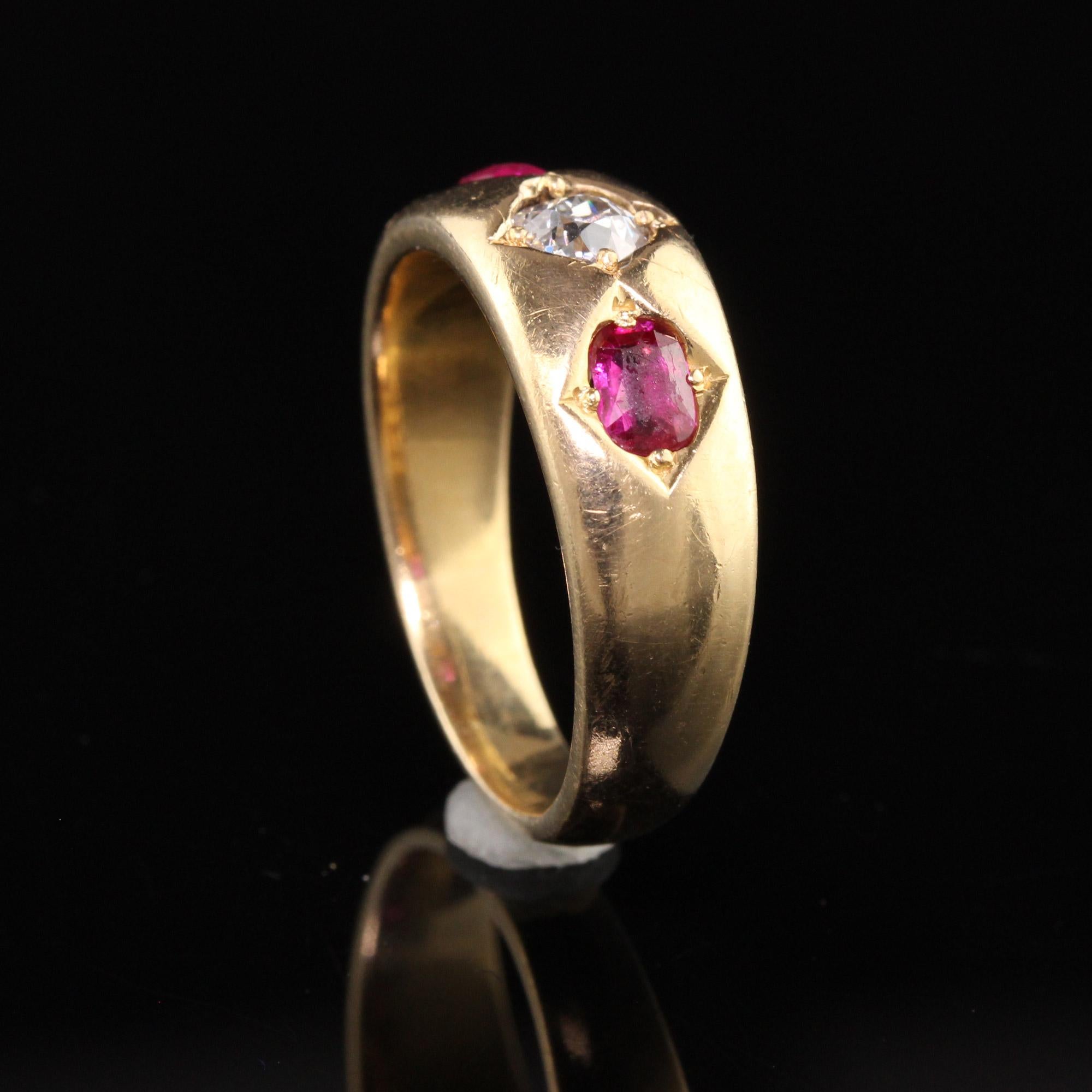 Antiguo anillo victoriano de oro amarillo de 18 quilates con tres piedras de diamantes y rubíes de la Vieja Europa en venta 1