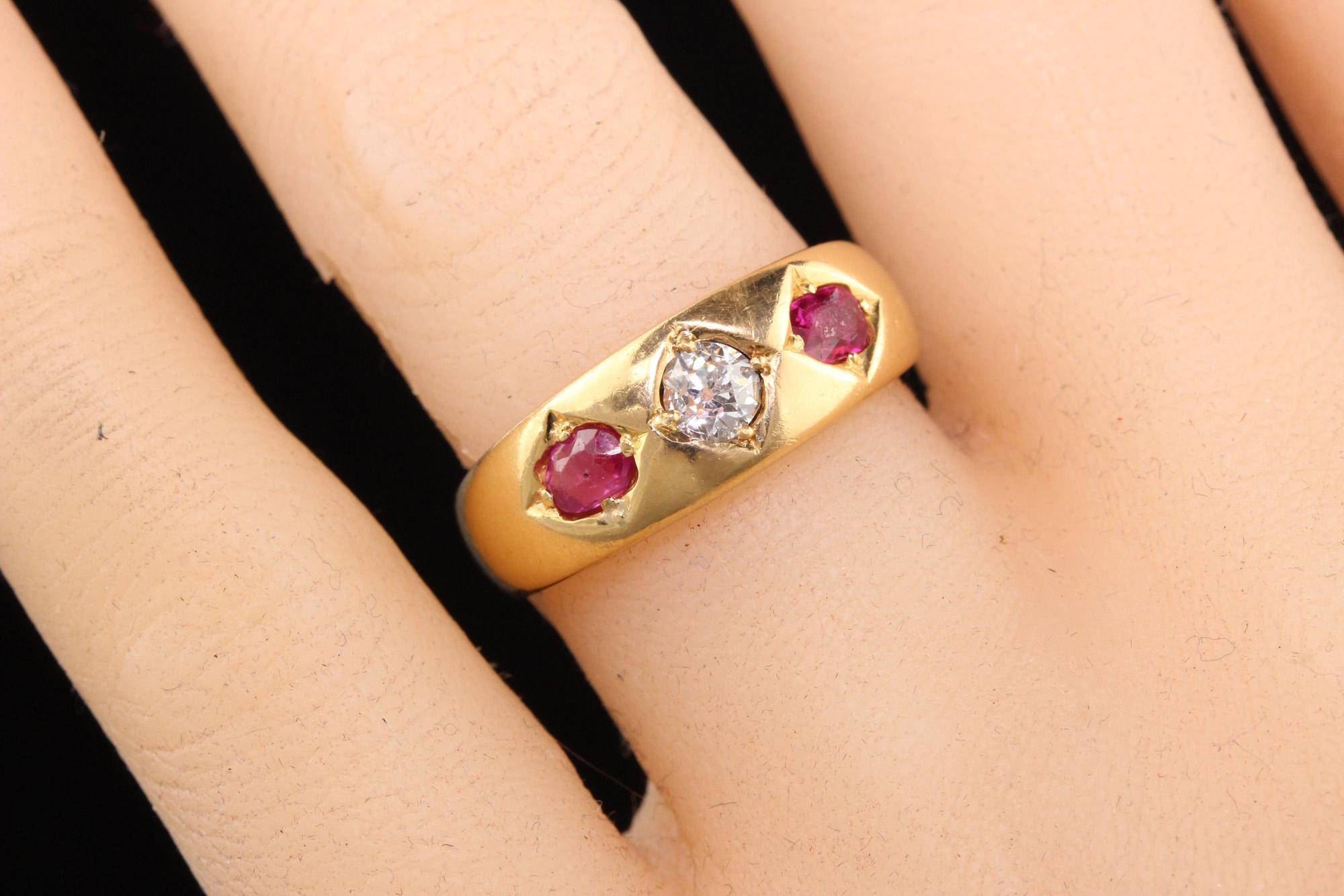 Antiguo anillo victoriano de oro amarillo de 18 quilates con tres piedras de diamantes y rubíes de la Vieja Europa en venta 2