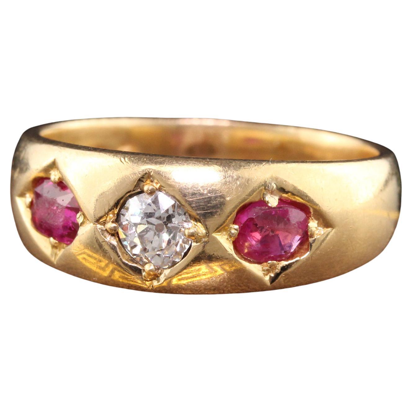 Antiker viktorianischer Ring aus 18 Karat Gelbgold mit drei Steinen, alteuropäischem Diamant und Rubin