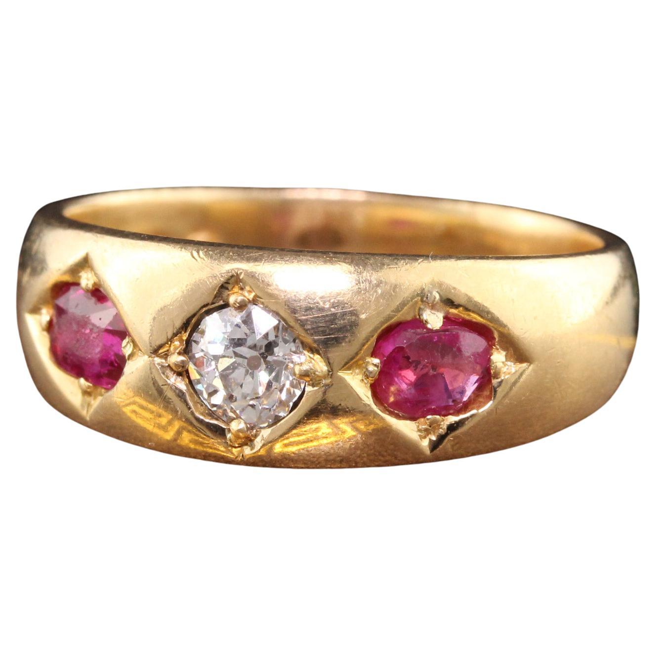 Antiguo anillo victoriano de oro amarillo de 18 quilates con tres piedras de diamantes y rubíes de la Vieja Europa en venta