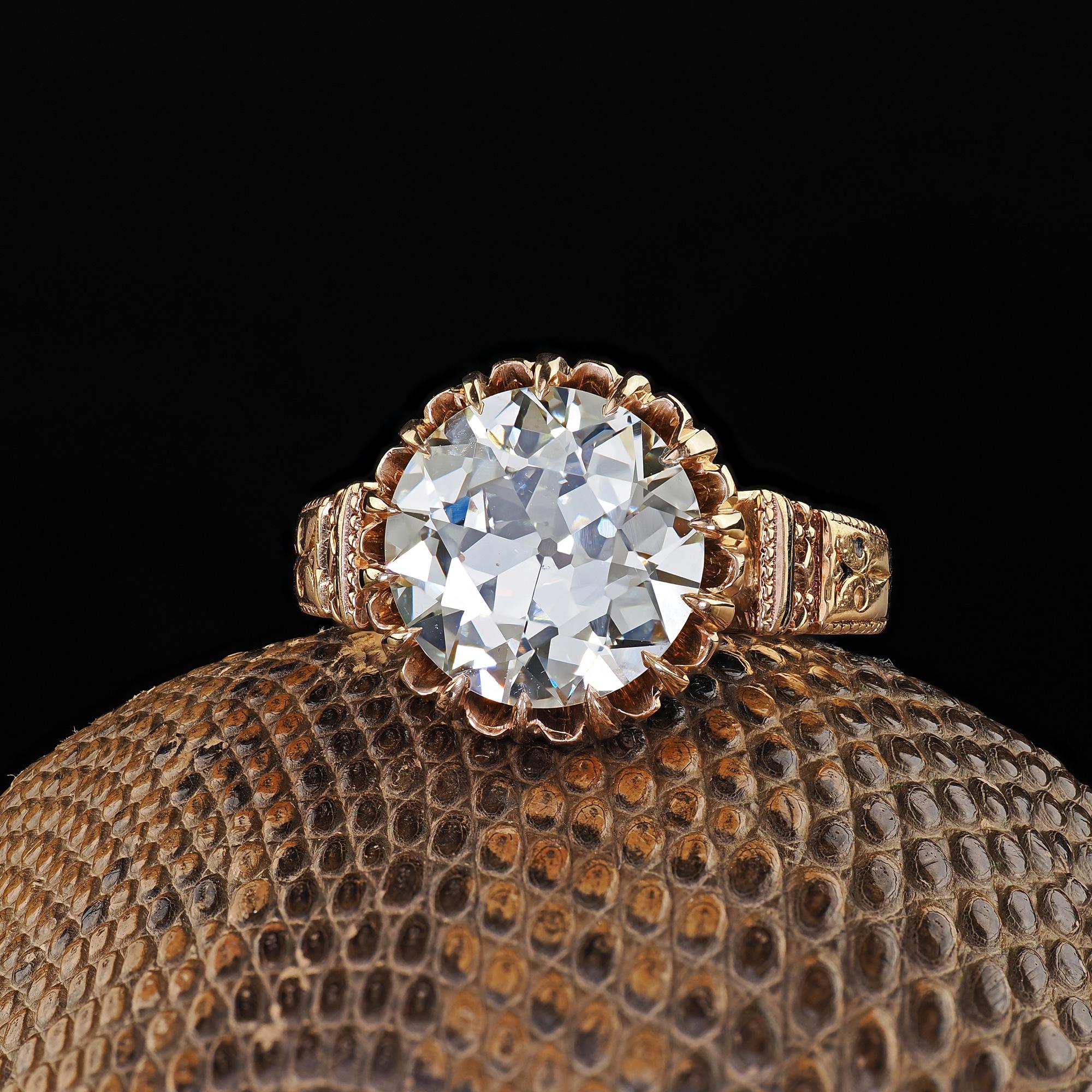 Bellissimo anello di fidanzamento antico vittoriano in oro giallo 18 carati con diamante europeo - GIA. Questo splendido anello di fidanzamento vittoriano con diamante a taglio europeo antico è realizzato in oro giallo 18 carati. L'anello contiene