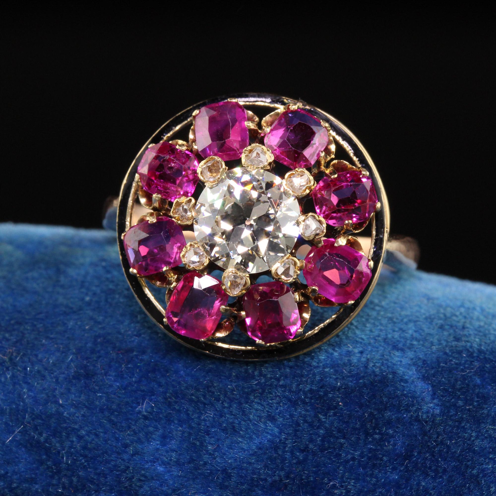 Schöne antike viktorianische 18K Gelbgold Old European Diamond Ruby Engagement Ring GIA. Dieser unglaubliche Verlobungsring ist aus 18 Karat Gelbgold gefertigt. Dieser wunderschöne Ring enthält in der Mitte einen Diamanten mit altem europäischem
