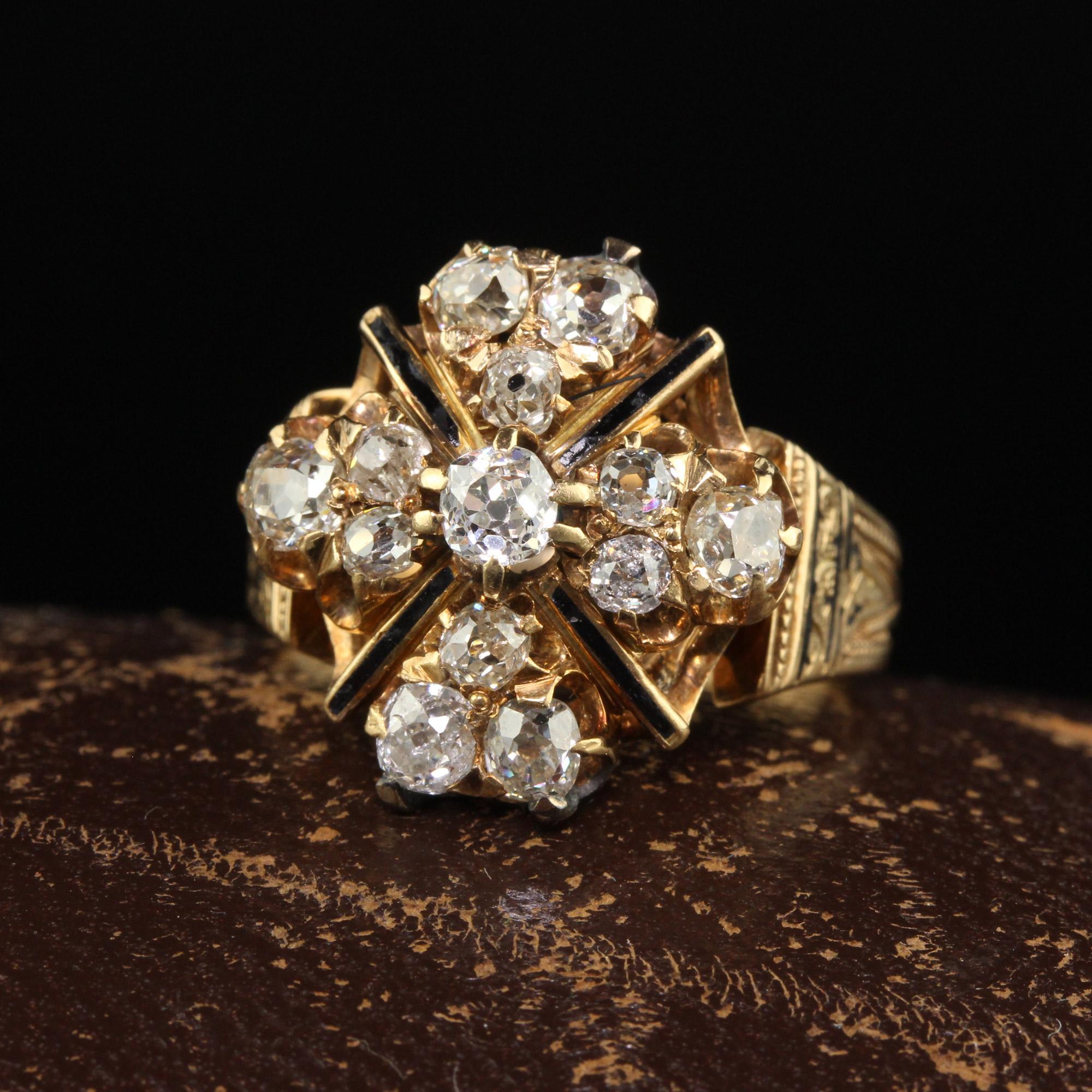 Schöne antike viktorianische 18K Gelbgold Old Mine Cut Diamant und Emaille Cocktail-Ring. Dieser wunderschöne Ring ist aus 18k Gelbgold gefertigt. Auf der Oberseite des Rings befinden sich klobige Diamanten im Altminenschliff, die in einer
