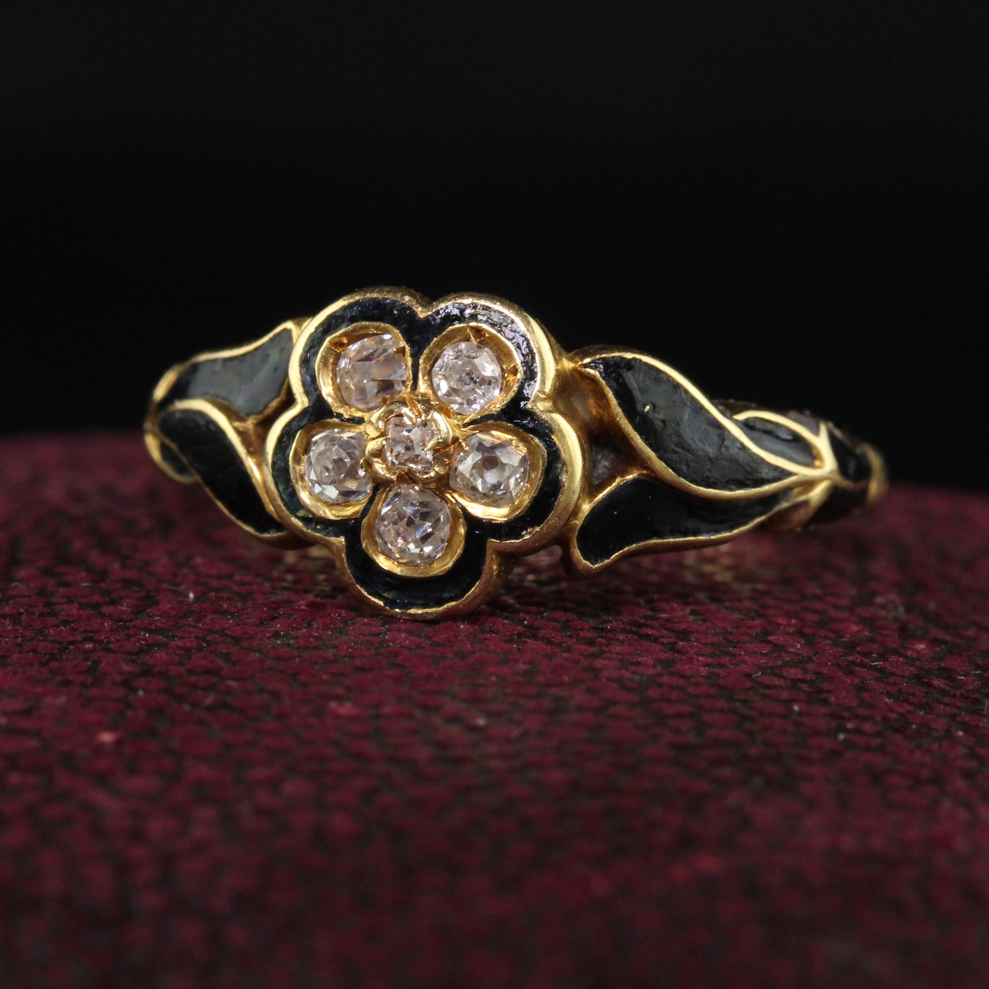 Schöne antike viktorianische 18K Gelbgold Old Mine Cut Diamond Black Emaille Flower Ring. Dieser schöne Ring ist aus 18 Karat Gelbgold gefertigt. Die Mitte ist mit Diamanten im Altminenschliff besetzt und um die Blütenblätter und die Seiten herum