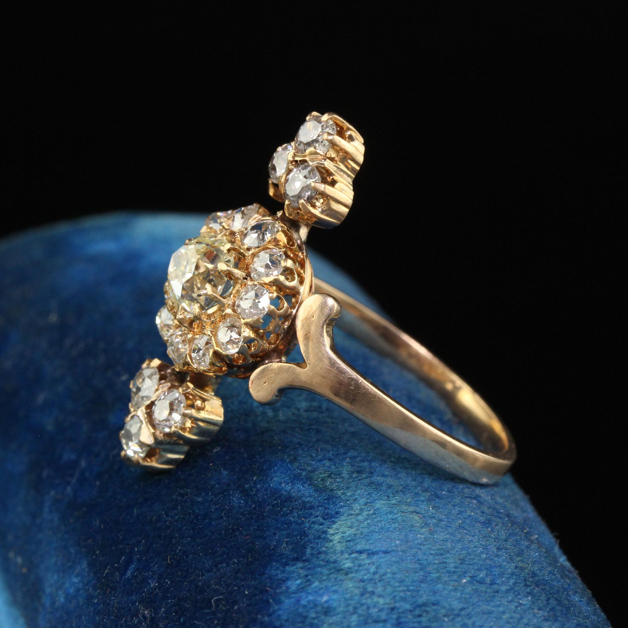 Taille vieille mine Bague cocktail victorienne ancienne en or jaune 18 carats avec grappe de diamants taille vieille mine en vente