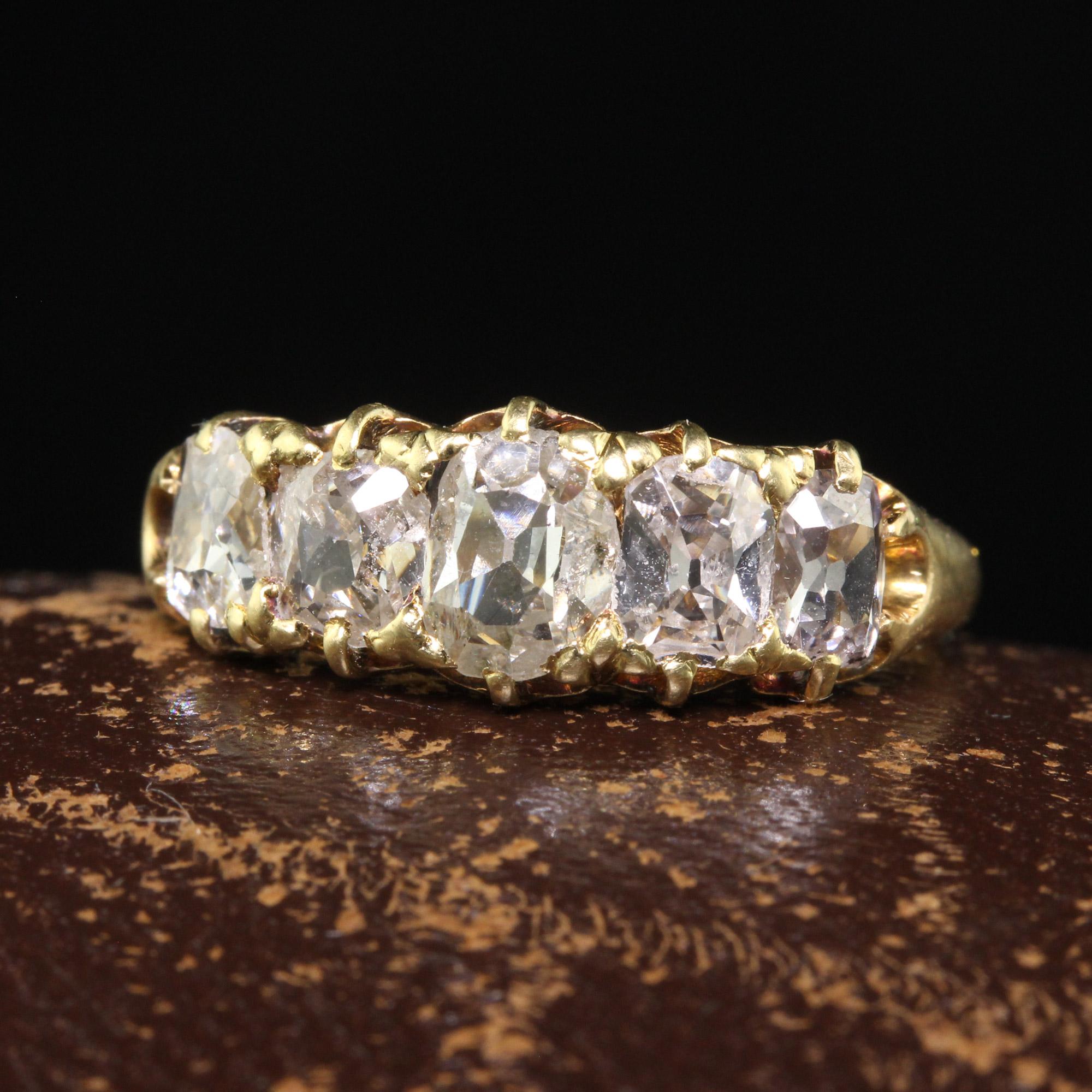 Schöne antike viktorianische 18K Gelbgold Old Mine Cut Diamond Five Stone Ring. Dieses unglaubliche viktorianische Band mit Diamanten aus alten Minen ist aus 18 Karat Gelbgold gefertigt. Der obere Teil des Rings besteht aus fünf Diamanten im