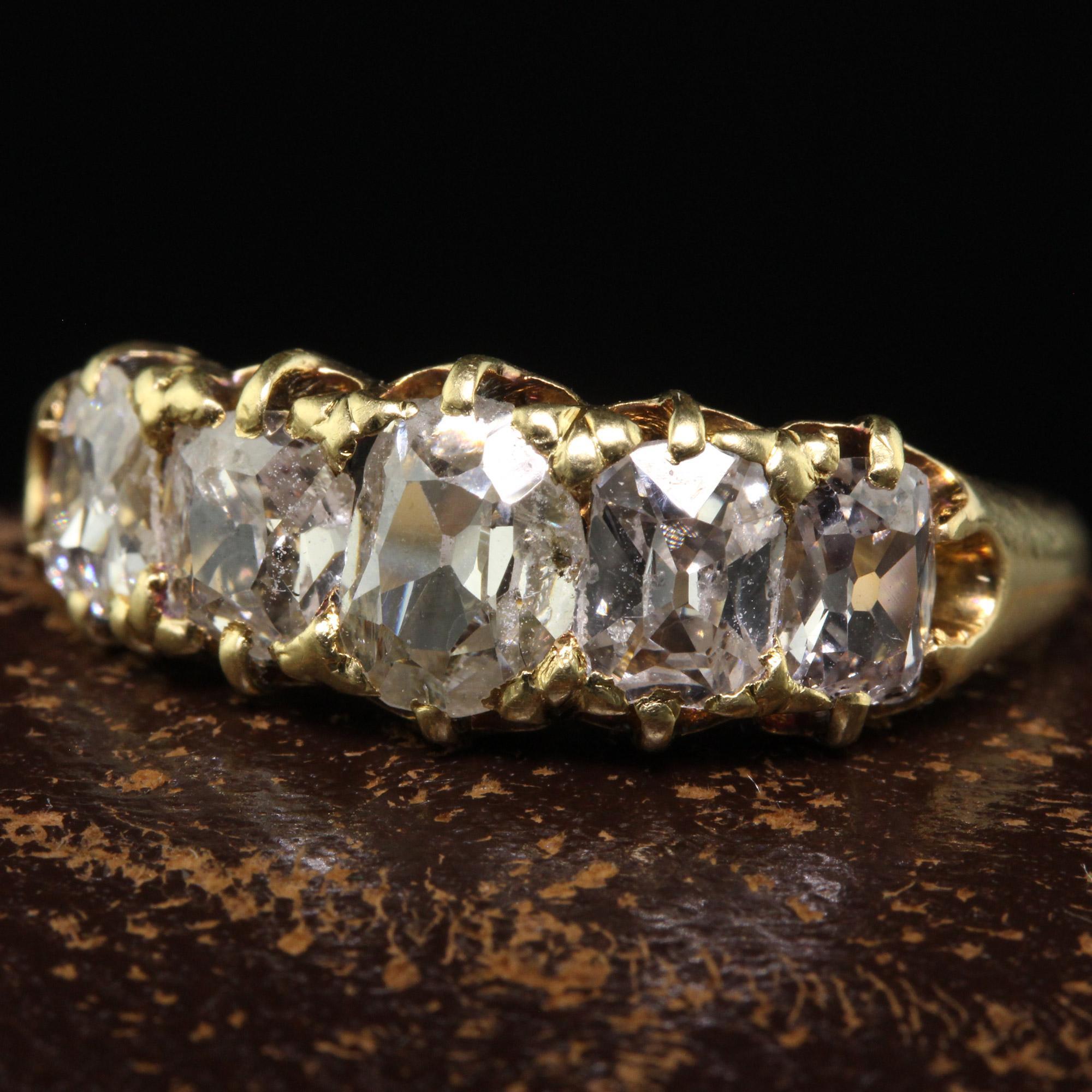 Antiker viktorianischer Fünf-Stein-Ring aus 18 Karat Gelbgold mit Diamanten im alten Minenschliff (Alteuropäischer Brillantschliff)