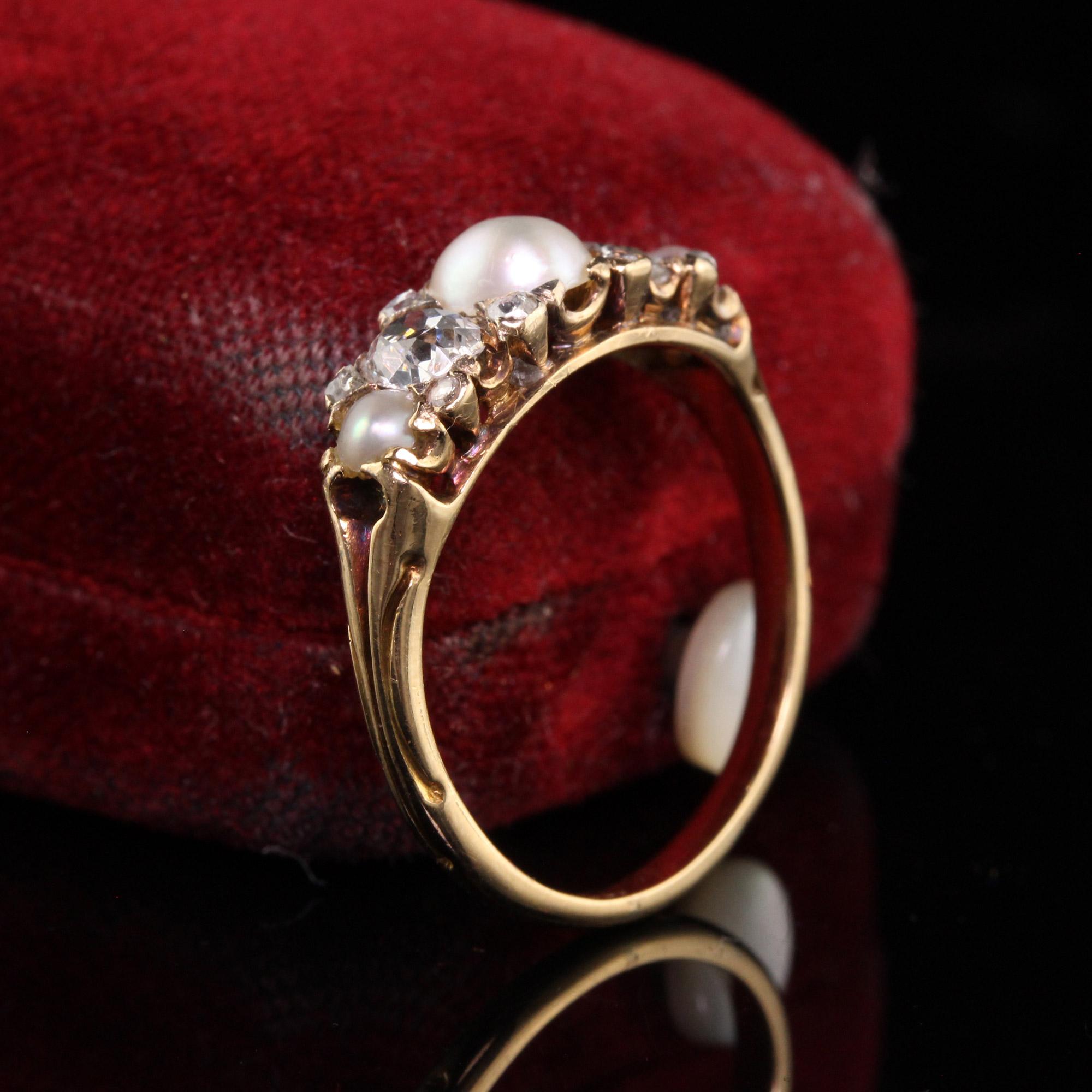 Victorien Anneau victorien ancien en or jaune 18 carats avec perles naturelles de taille vieille mine et diamants en vente