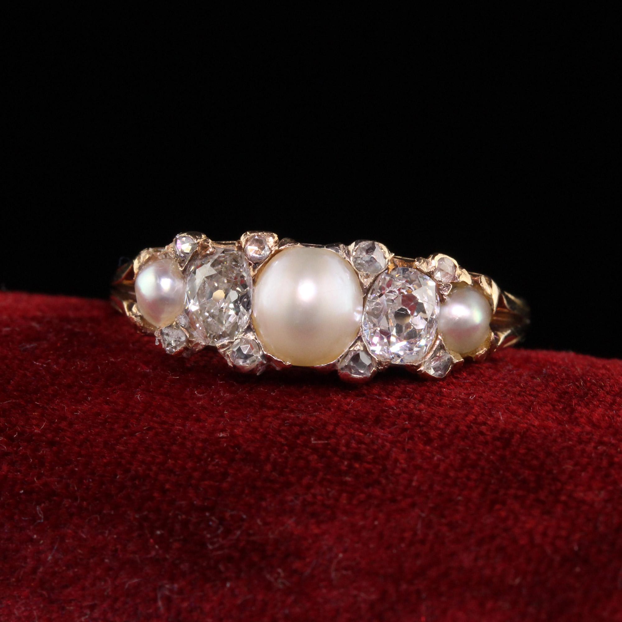 Taille vieille mine Anneau victorien ancien en or jaune 18 carats avec perles naturelles de taille vieille mine et diamants en vente