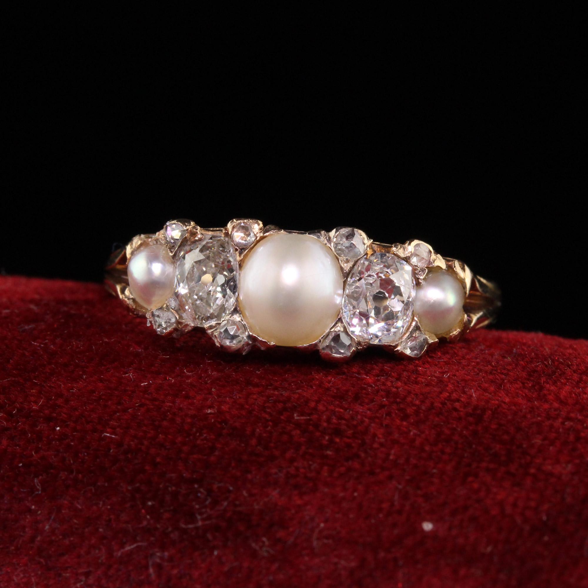 Anneau victorien ancien en or jaune 18 carats avec perles naturelles de taille vieille mine et diamants Bon état - En vente à Great Neck, NY
