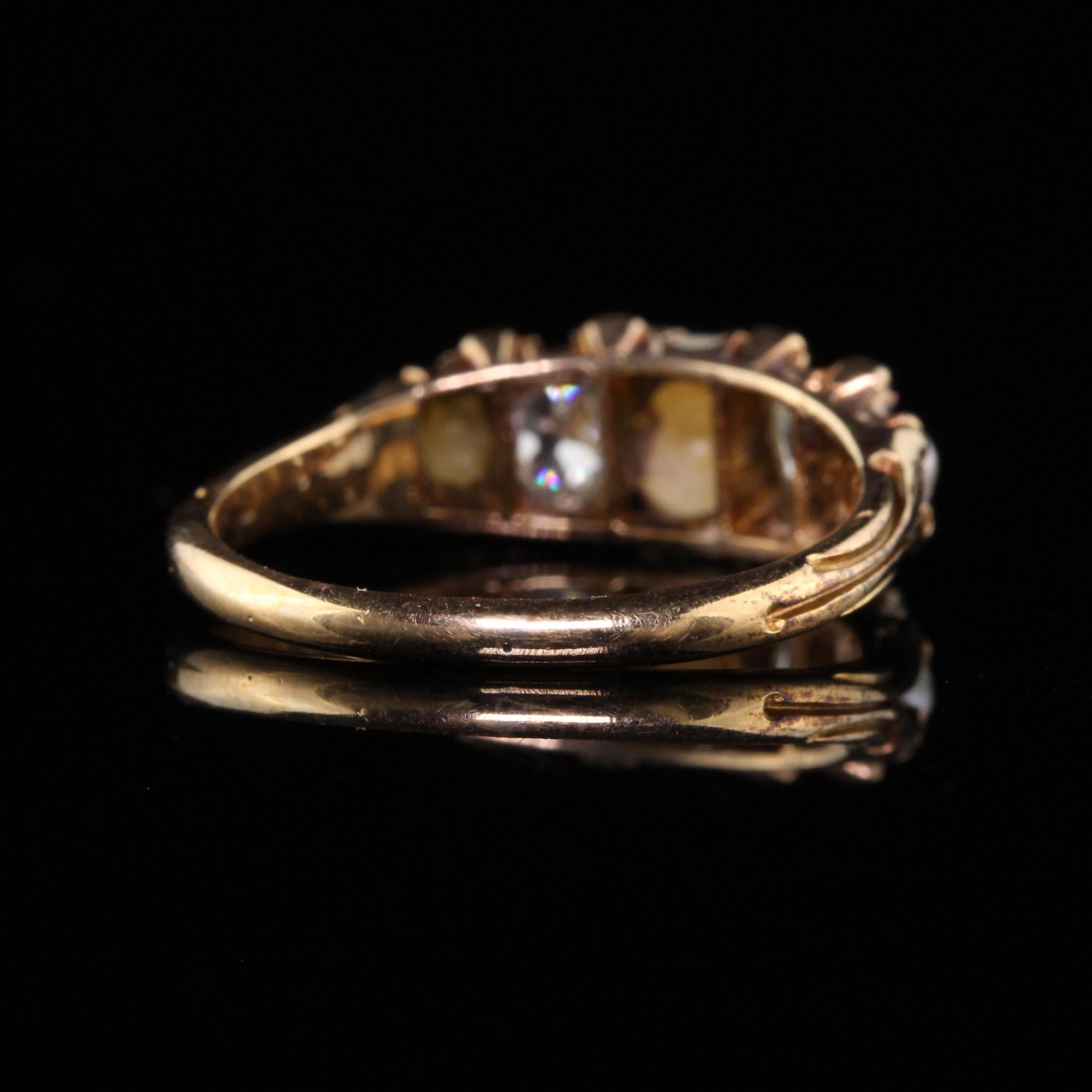 Anneau victorien ancien en or jaune 18 carats avec perles naturelles de taille vieille mine et diamants en vente 1