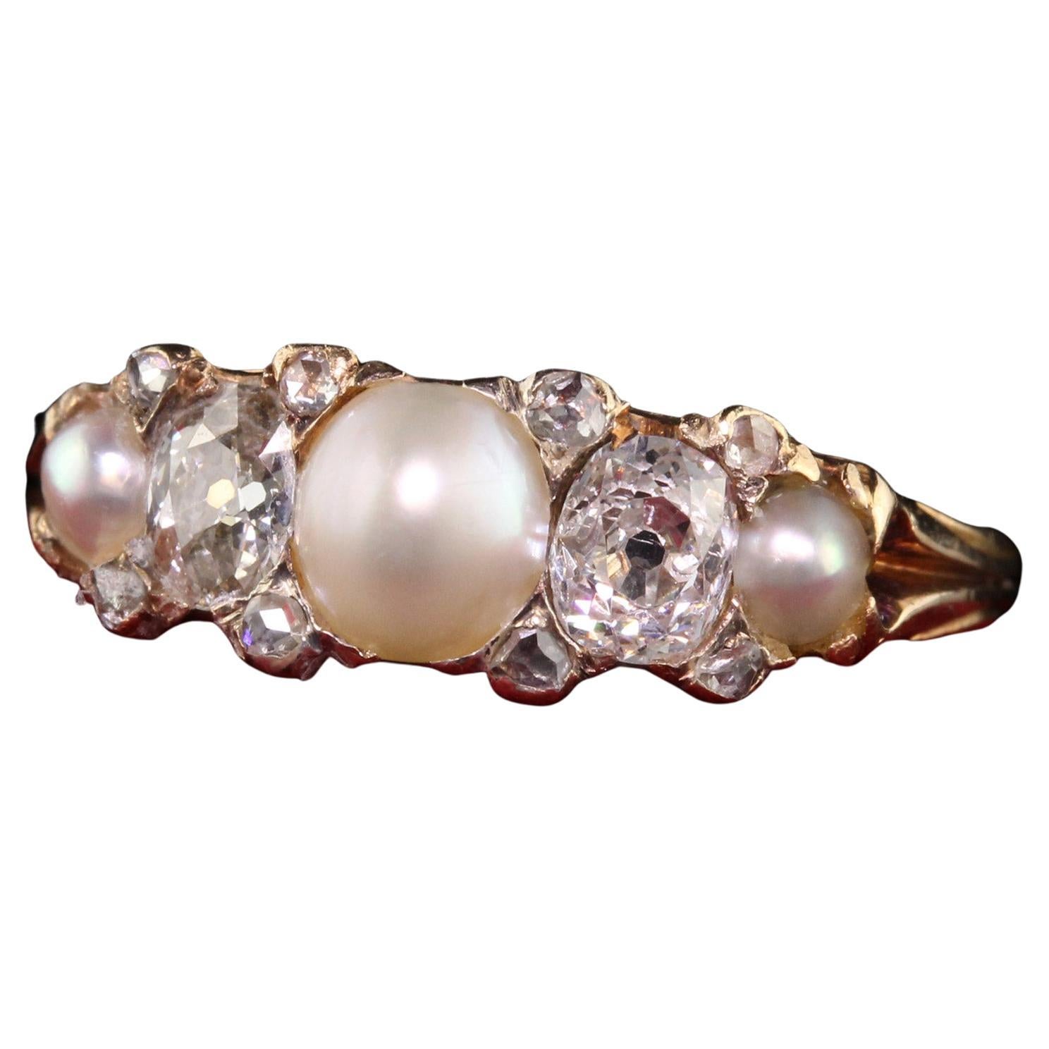 Anneau victorien ancien en or jaune 18 carats avec perles naturelles de taille vieille mine et diamants en vente