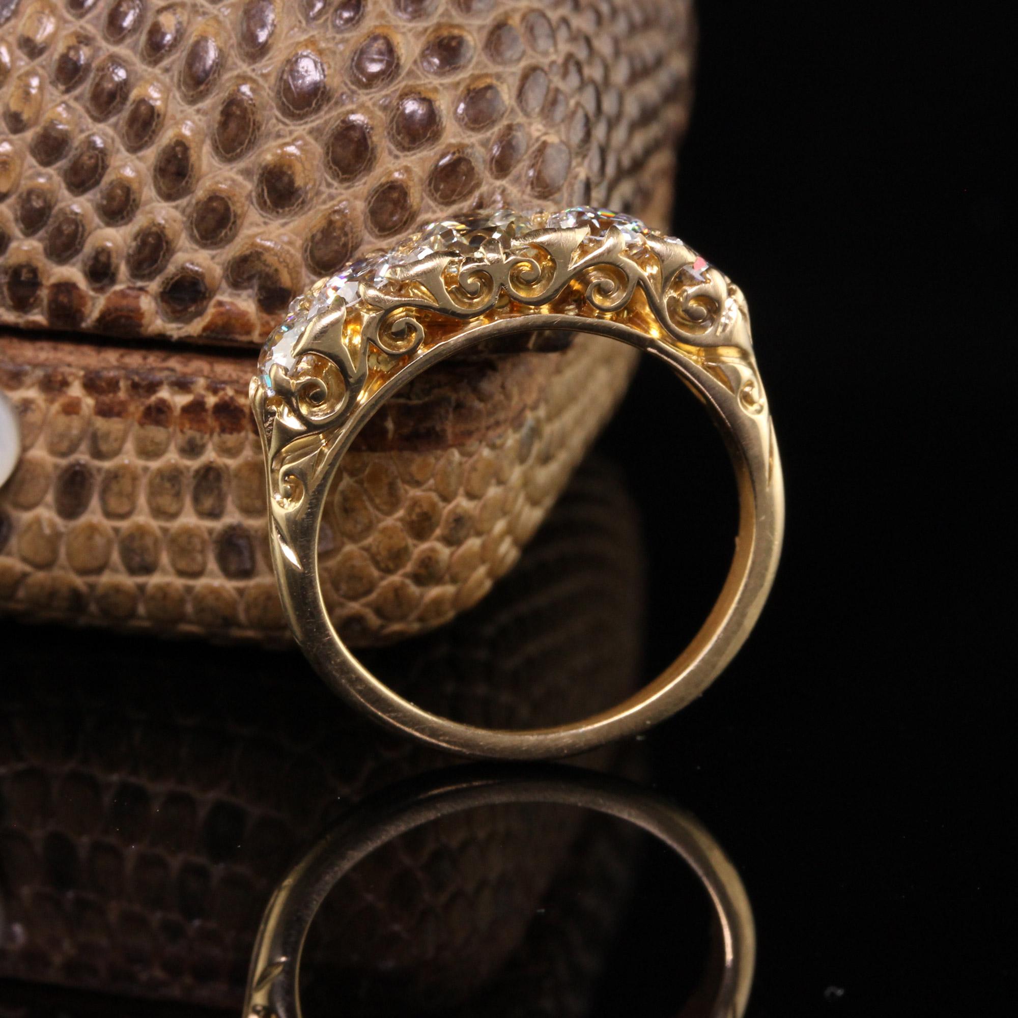 Schöner antiker viktorianischer 18K Gelbgold Old Mine Diamond 5 Stone Diamond Filigree Ring. Dieser wunderschöne Ring hat 5 wunderschöne Diamanten im Altminenschliff und dazwischen kleine Diamanten im Rosenschliff. Sie sind in einer fantastischen