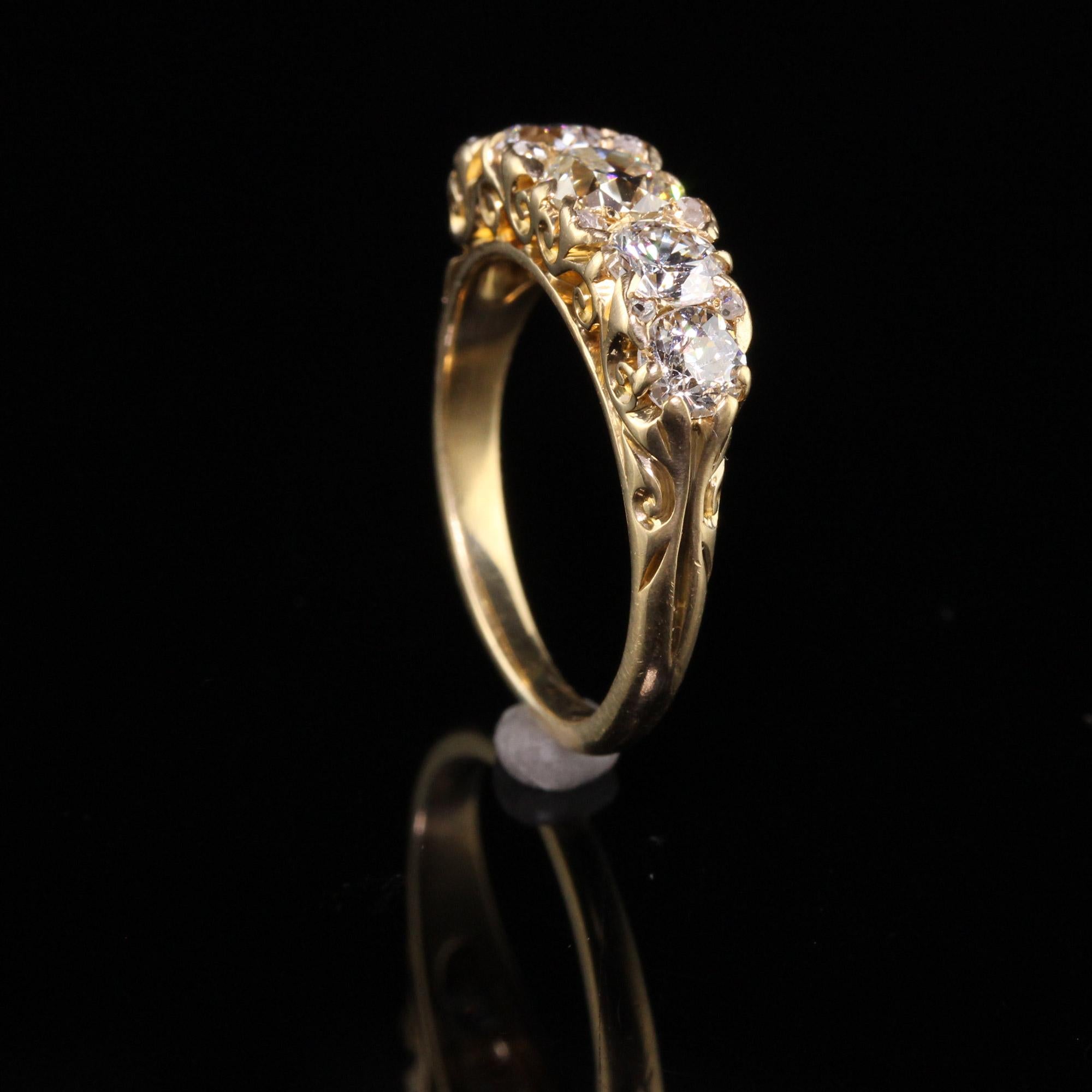Antiker viktorianischer 18K Gelbgold Old Mine Diamant 5-Stein Diamant Filigran Ring im Zustand „Gut“ in Great Neck, NY