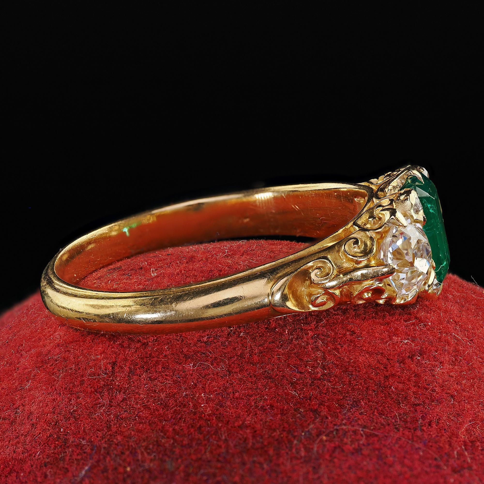 Antique Victorian 18K Yellow Gold Old Mine Diamond and Colombian Emerald Ring In Good Condition For Sale In Great Neck, NY