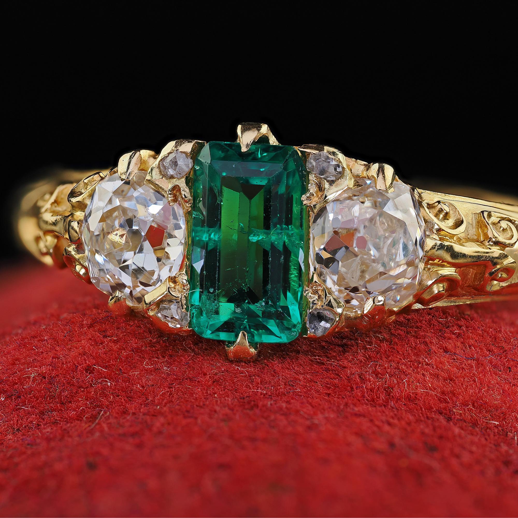 Antique Victorian 18K Yellow Gold Old Mine Diamond and Colombian Emerald Ring For Sale 1