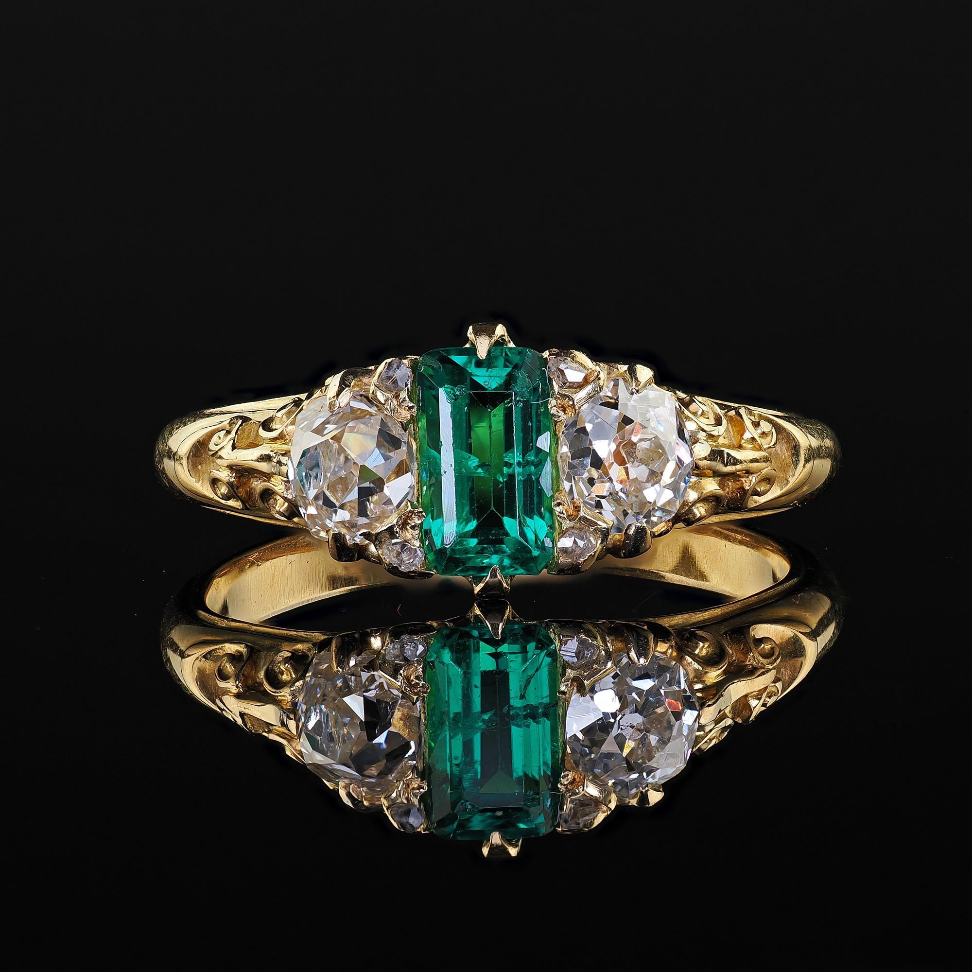 Antique Victorian 18K Yellow Gold Old Mine Diamond and Colombian Emerald Ring For Sale 2