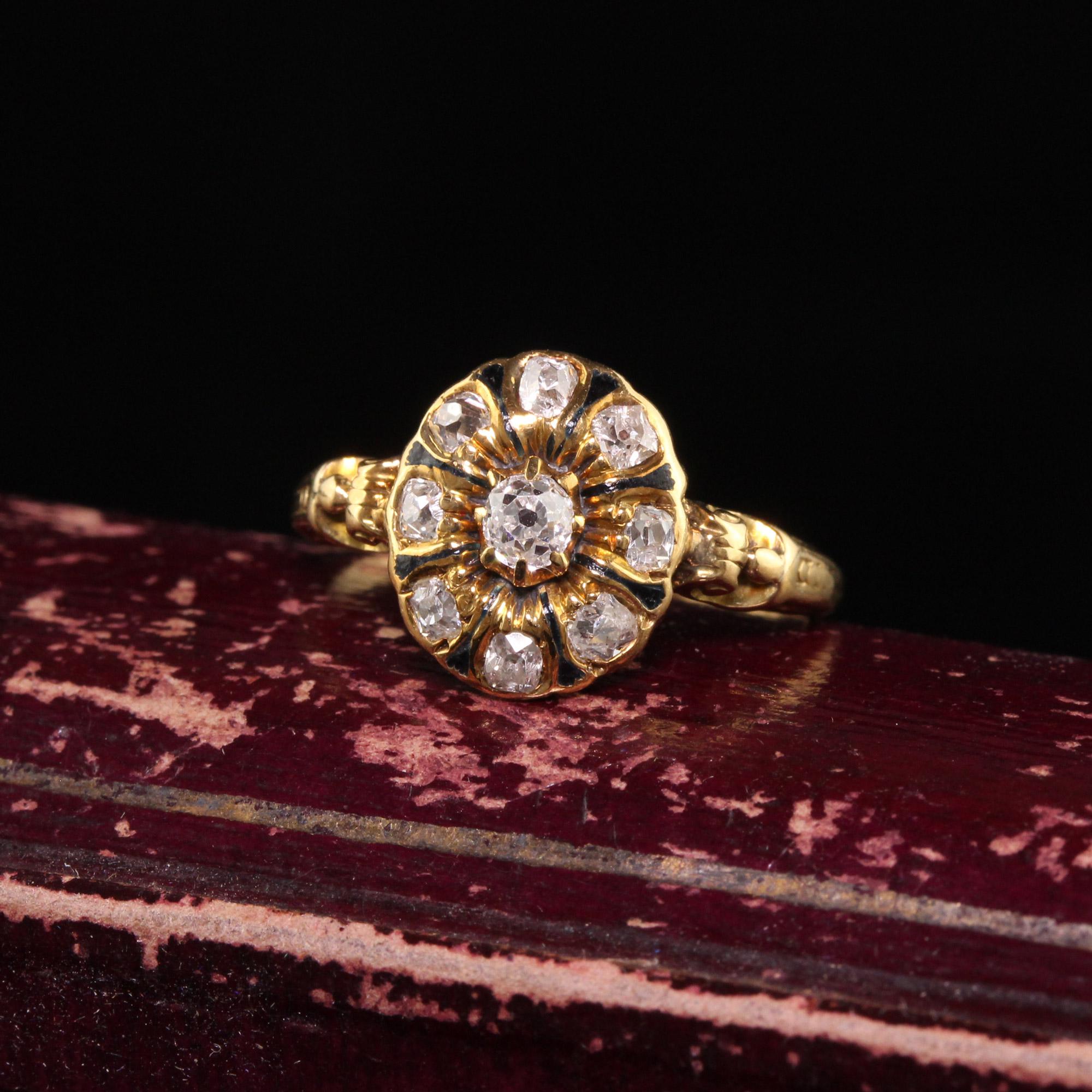 Schöne antike viktorianische 18K Gelbgold Old Mine Diamant und Emaille Verlobungsring. Dieser schöne Ring ist aus 18 Karat Gelbgold gefertigt. Der Ring hat klobige Diamanten aus alten Minen mit schwarzer Emaille zwischen den Steinen. Es ist in