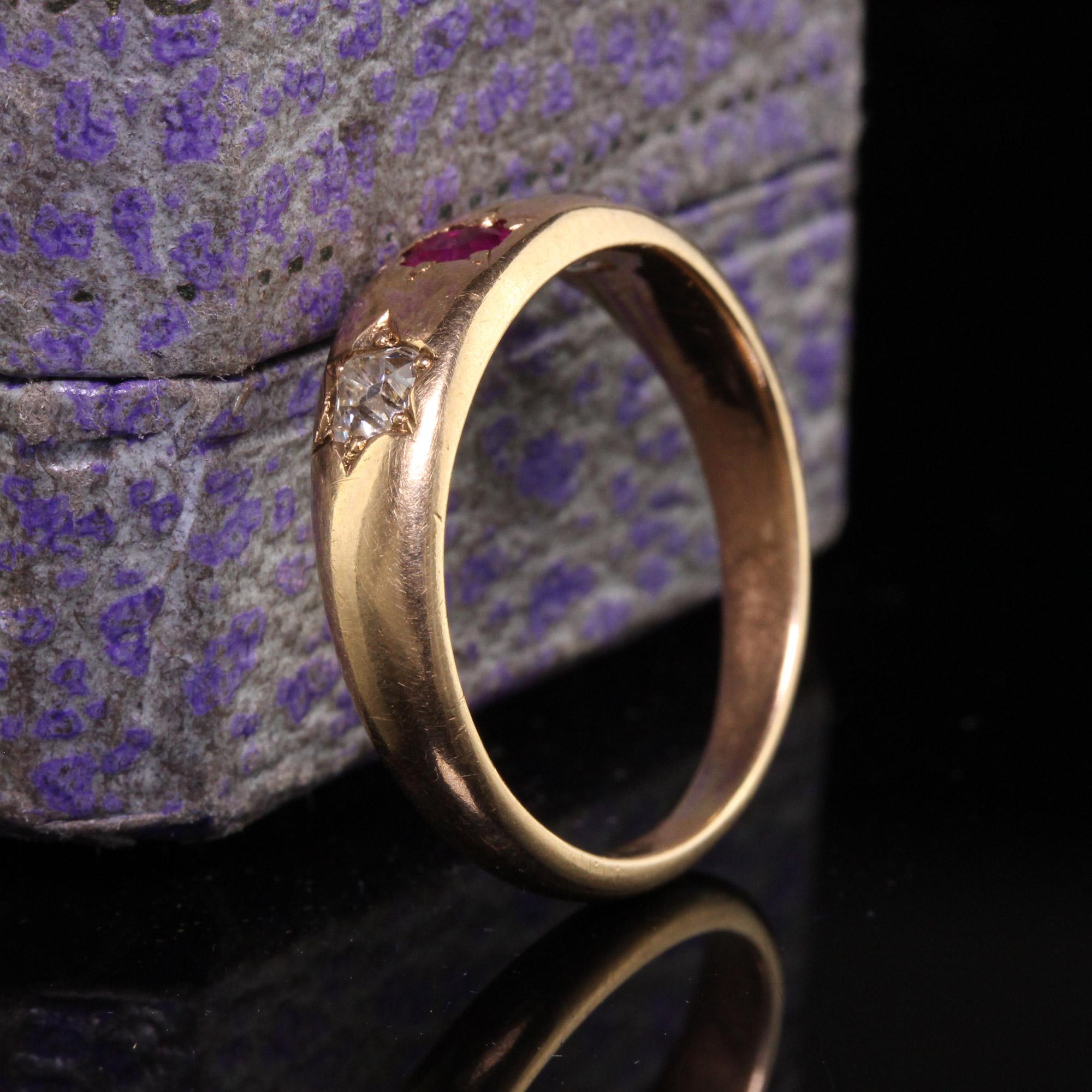 Antiker viktorianischer Ring aus 18 Karat Gelbgold mit Diamanten und Rubinen im alten Minenschliff (Viktorianisch) im Angebot
