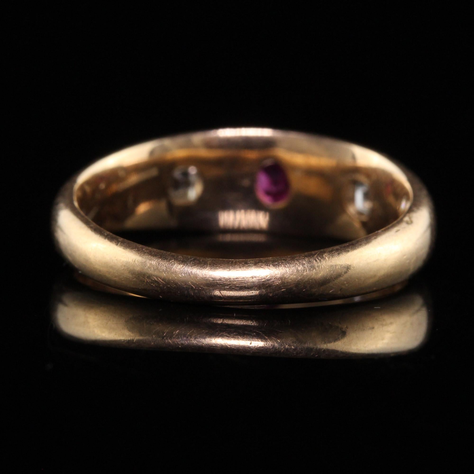 Antiker viktorianischer Ring aus 18 Karat Gelbgold mit Diamanten und Rubinen im alten Minenschliff im Zustand „Gut“ im Angebot in Great Neck, NY
