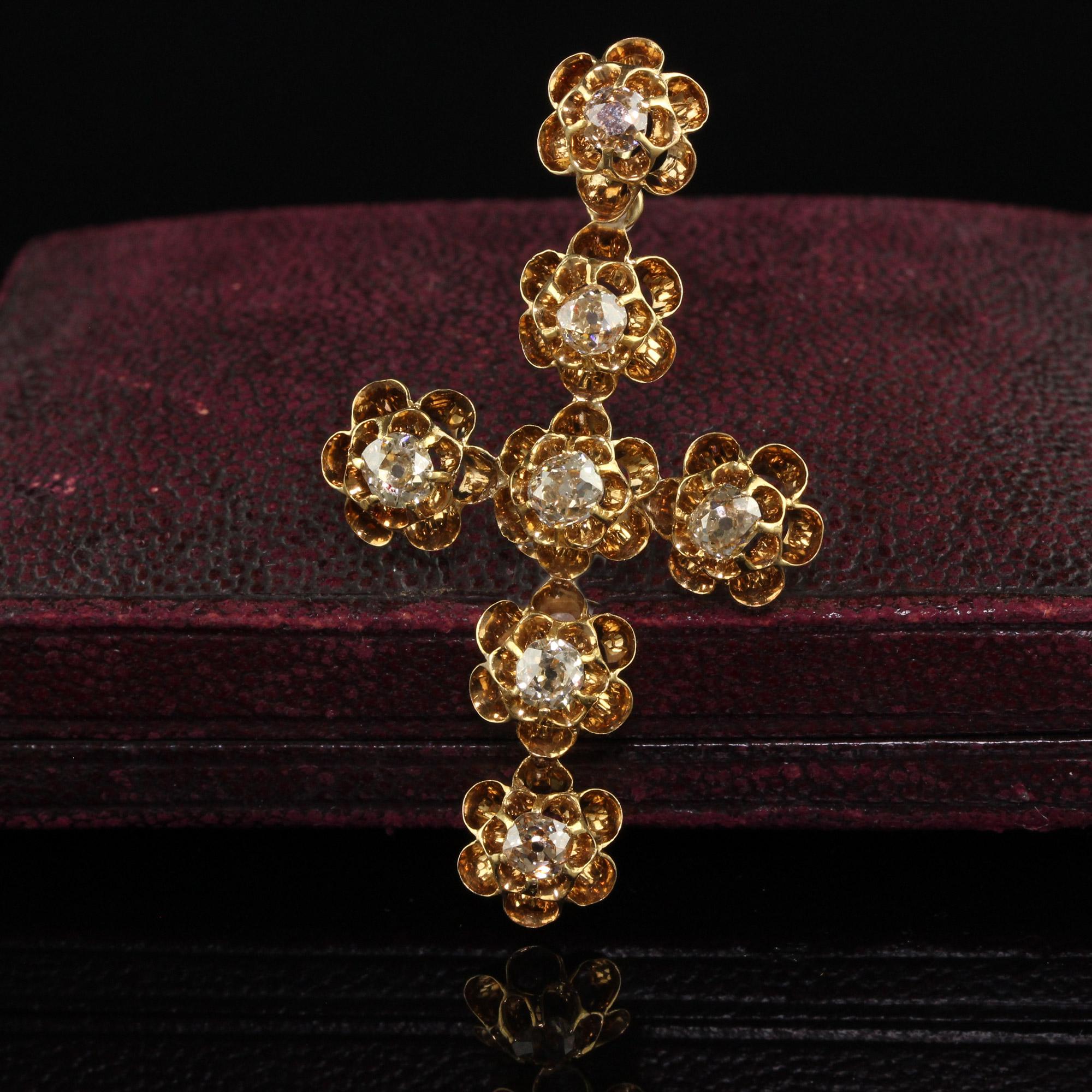 Schöne antike viktorianische 18K Gelbgold Old Mine Diamond Floral Cross. Dieser prächtige viktorianische Anhänger ist aus 18 Karat Gelbgold gefertigt. Das Kreuz ist mit 7 Diamanten im Altminenschliff besetzt, die in ein wunderschönes Blumenkreuz