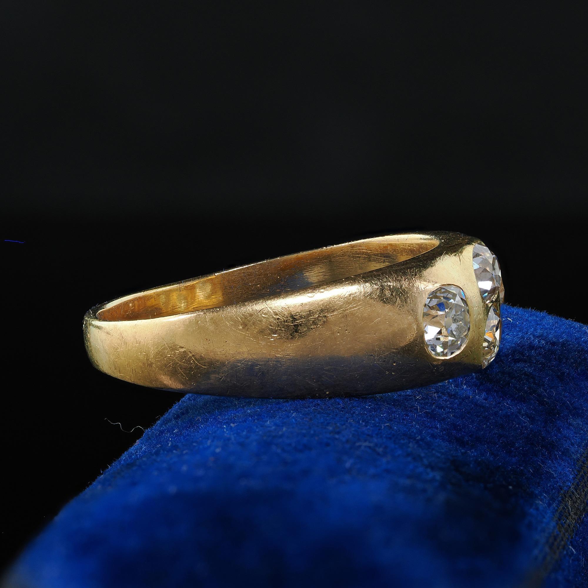 Antique Victorian 18K Yellow Gold Old Mine Diamond Four Stone Flush Set Ring In Good Condition For Sale In Great Neck, NY
