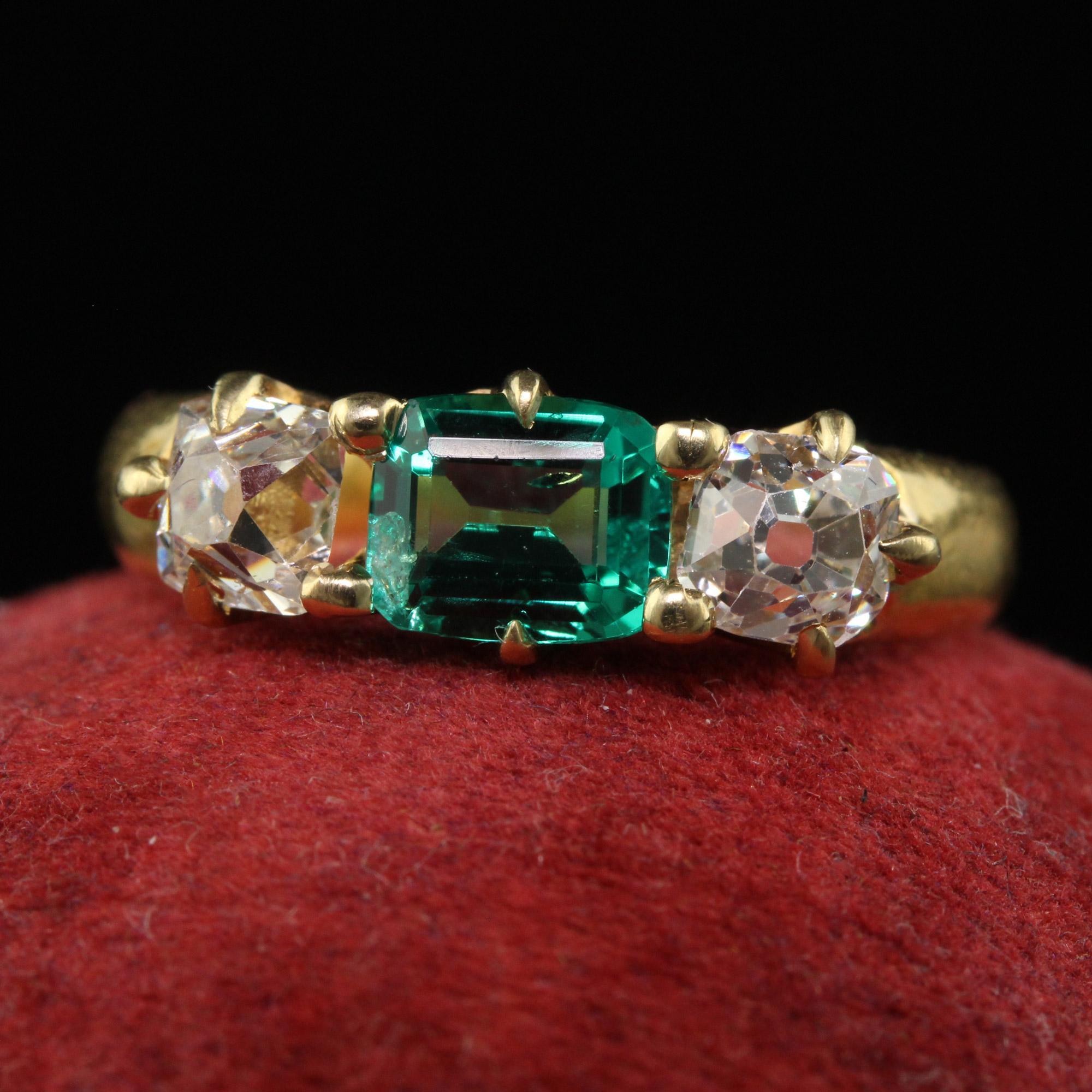 Antique Victorian 18K Yellow Gold Peruzzi Cut Diamond Emerald Three Stone Ring In Good Condition In Great Neck, NY