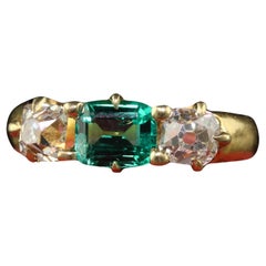 Antique Victorian 18K Yellow Gold Peruzzi Cut Diamond Emerald Three Stone Ring