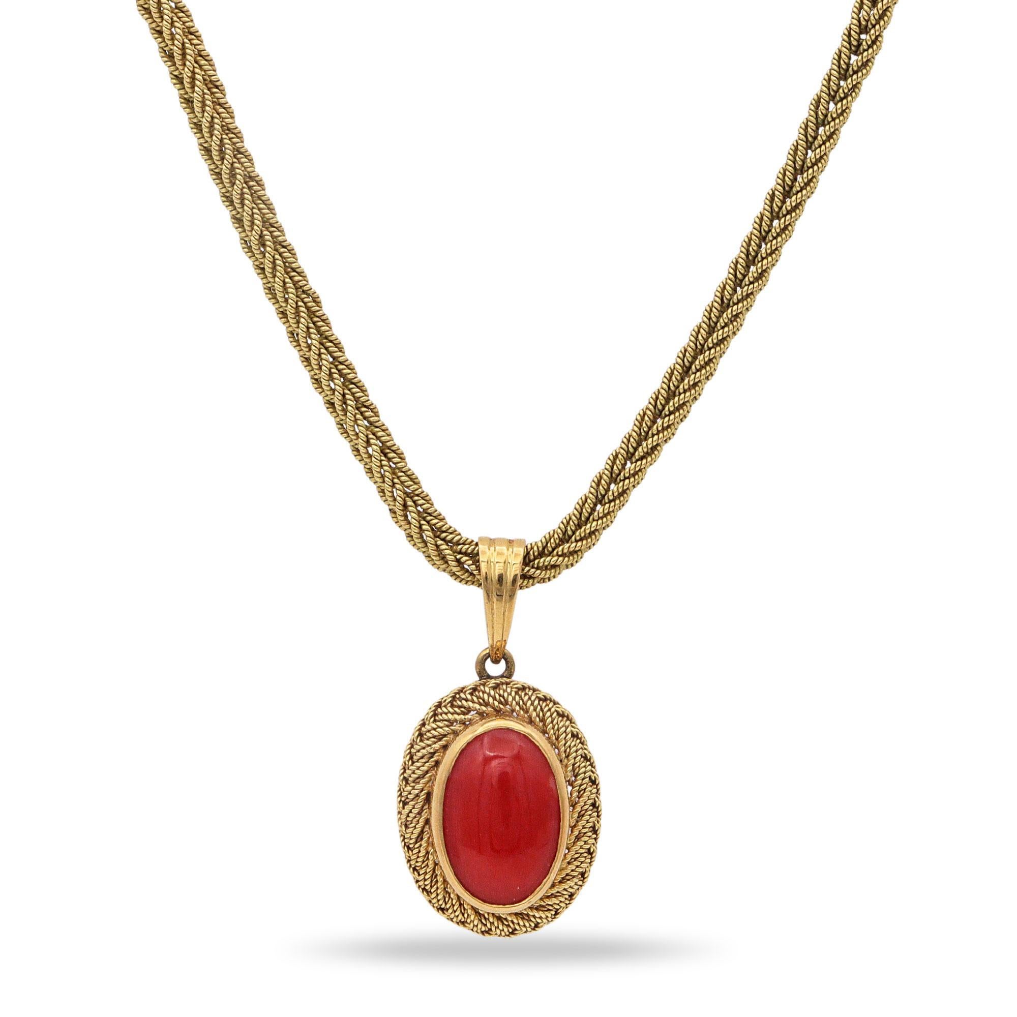 Elegante y rico en detalles, este antiguo conjunto de joyas victorianas incluye un collar y un par de pendientes bellamente combinados, elaborados en opulento oro amarillo de 18 quilates. Cada pieza exhibe un vívido cabujón de coral rojo, engastado