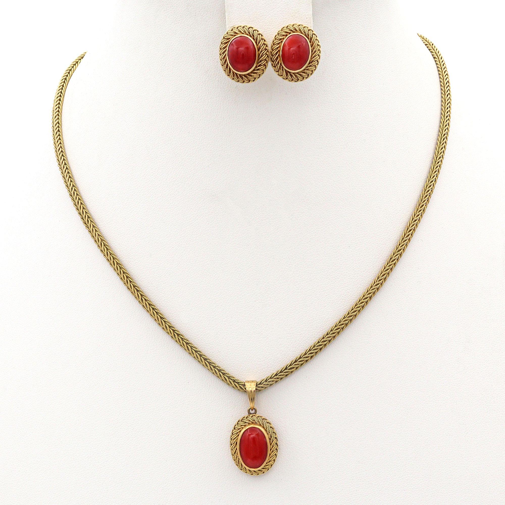 Antiguo conjunto victoriano de collar y pendientes de coral rojo de oro amarillo de 18 quilates Victoriano en venta