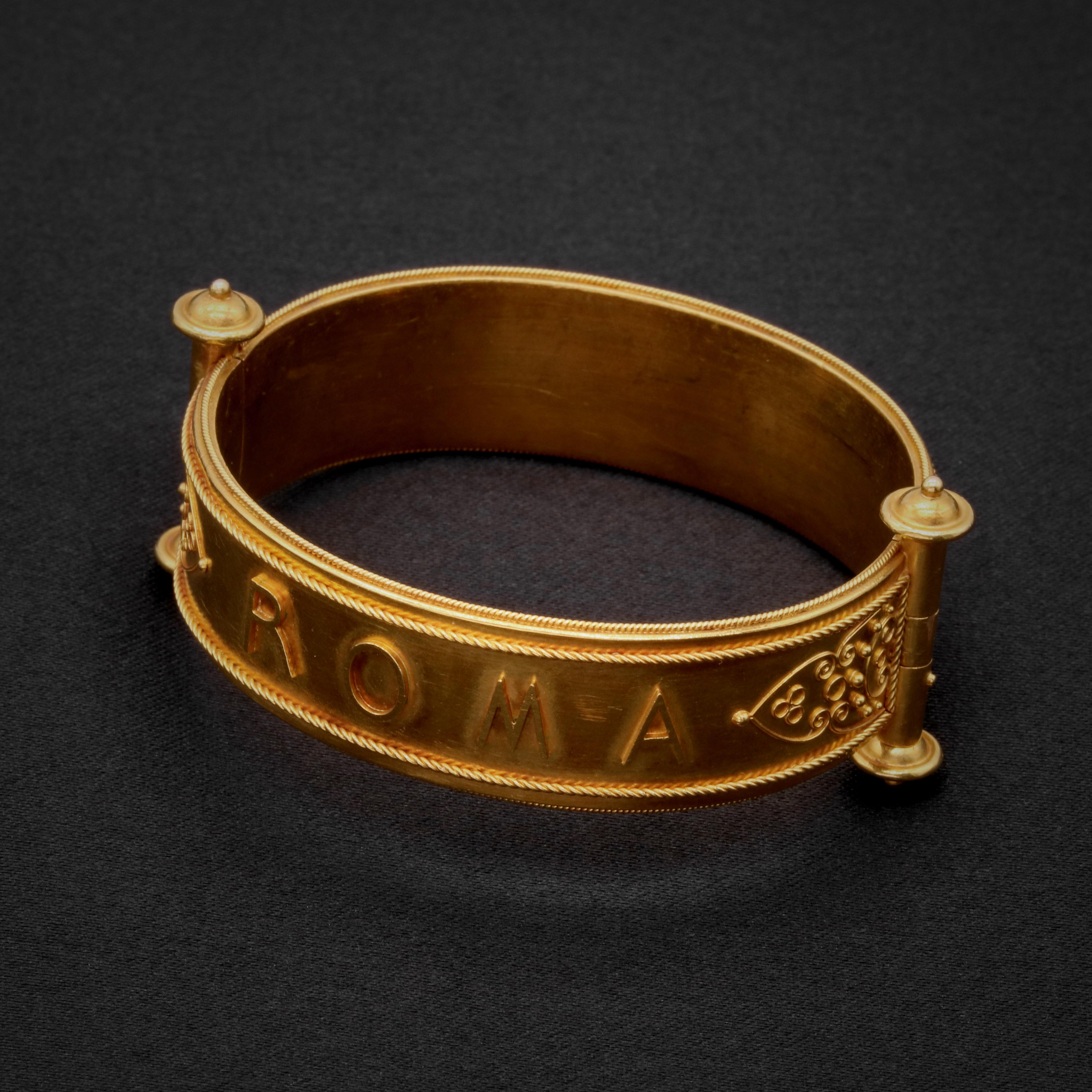 Antique Victorian 18K Yellow Gold ‘Roma’ Etruscan Revival Bangle, in Fitted Case For Sale 1