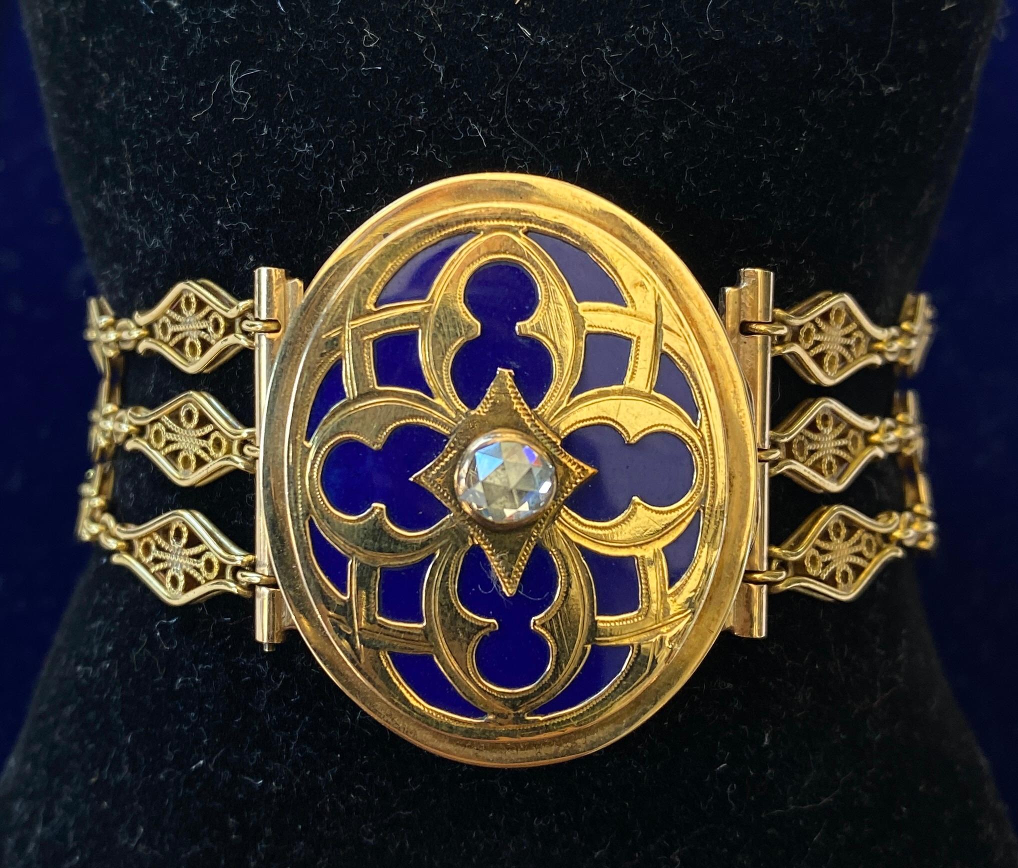 Eine atemberaubende antike viktorianische Medaillon Armband wurde fein in 14 Karat Gelbgold gefertigt.

Das Armband besteht aus drei dekorativen Gliederketten, die auf der Rückseite mit einem Druckverschluss und auf der Vorderseite mit einem großen