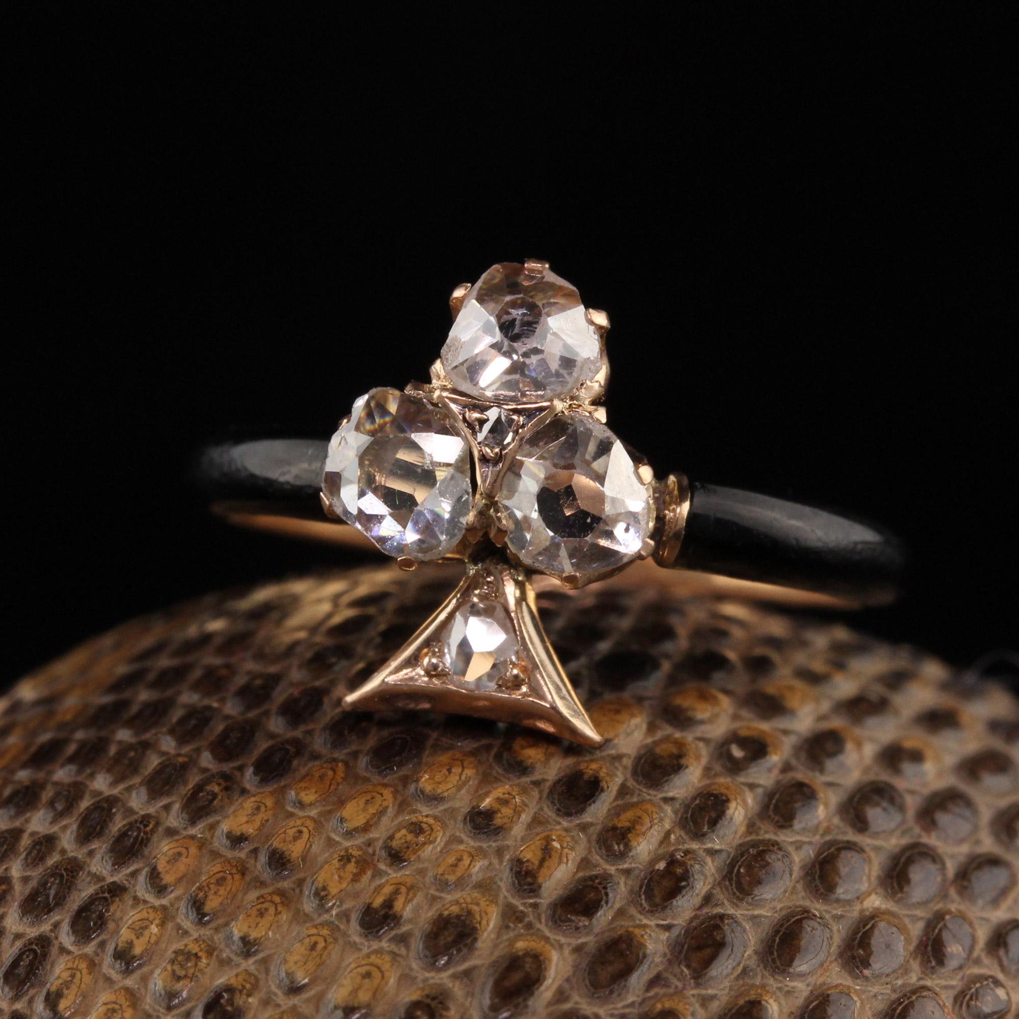Schöne antike viktorianische 18K Gelbgold Rose Cut Diamond Emaille Clover Ring. Dieser unglaubliche Ring ist aus 18k Gelbgold und schwarzer Emaille gefertigt. Die Oberseite des Rings ist mit klobigen Diamanten im Rosenschliff besetzt, die auf beiden